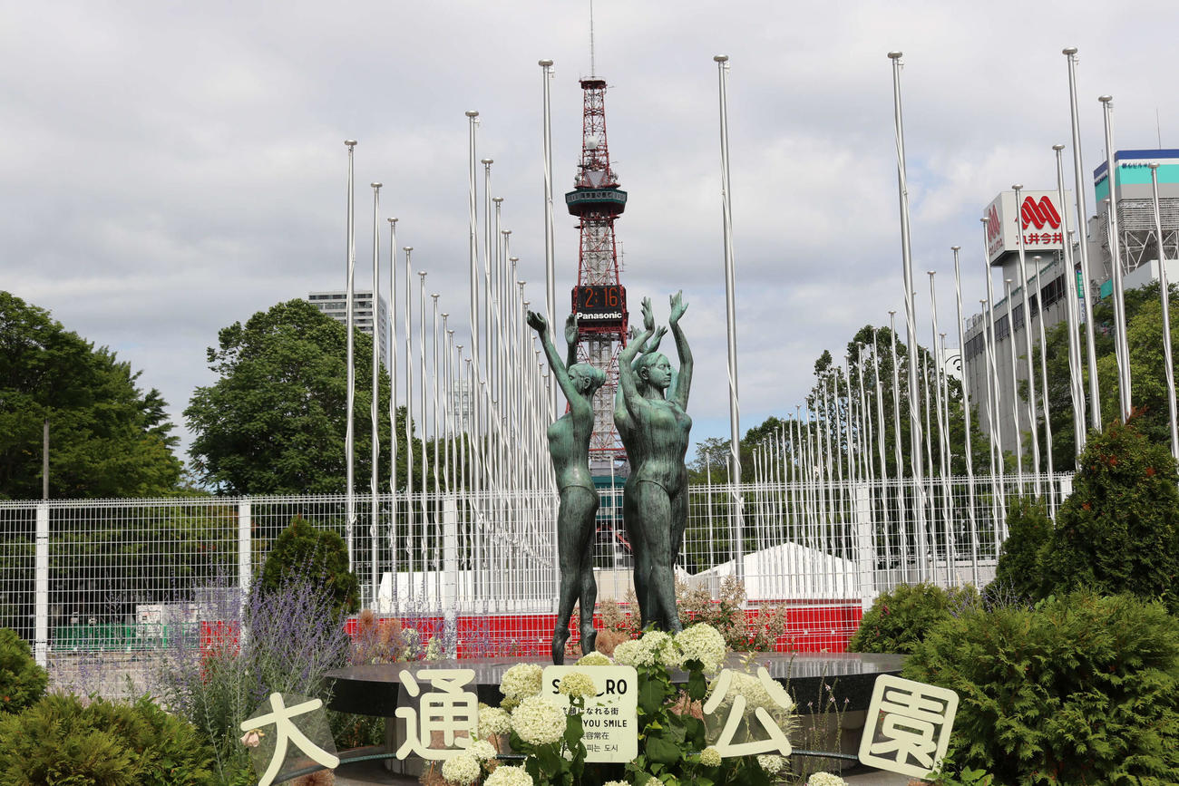 報道陣に公開された、工事が進む大通公園内。国旗掲揚ポールやテントが設置されている(撮影・小林憲治）