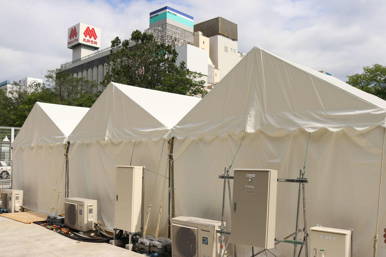 工事が進む大通公園内に設置されたテント（撮影・小林憲治）