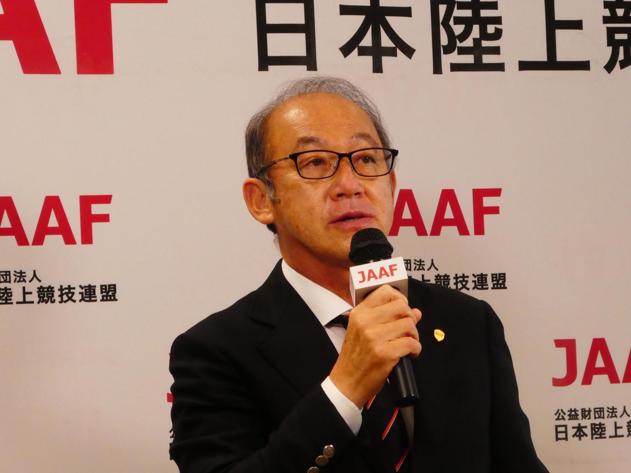 東京五輪の陸上日本代表選手団結団式で思いを語る麻場一徳監督（日本陸上競技連盟提供）
