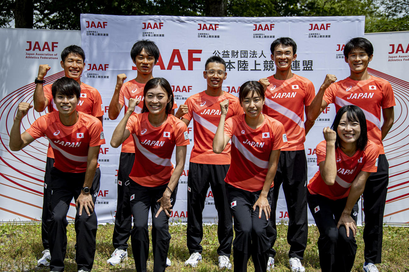 東京五輪競歩日本代表合宿で笑顔を見せる前列右から河添香織、藤井菜々子、岡田久美子、池田向希、後列右から丸尾知司、川野将虎、山西利和、高橋英輝、勝木隼人（日本陸上競技連盟提供）