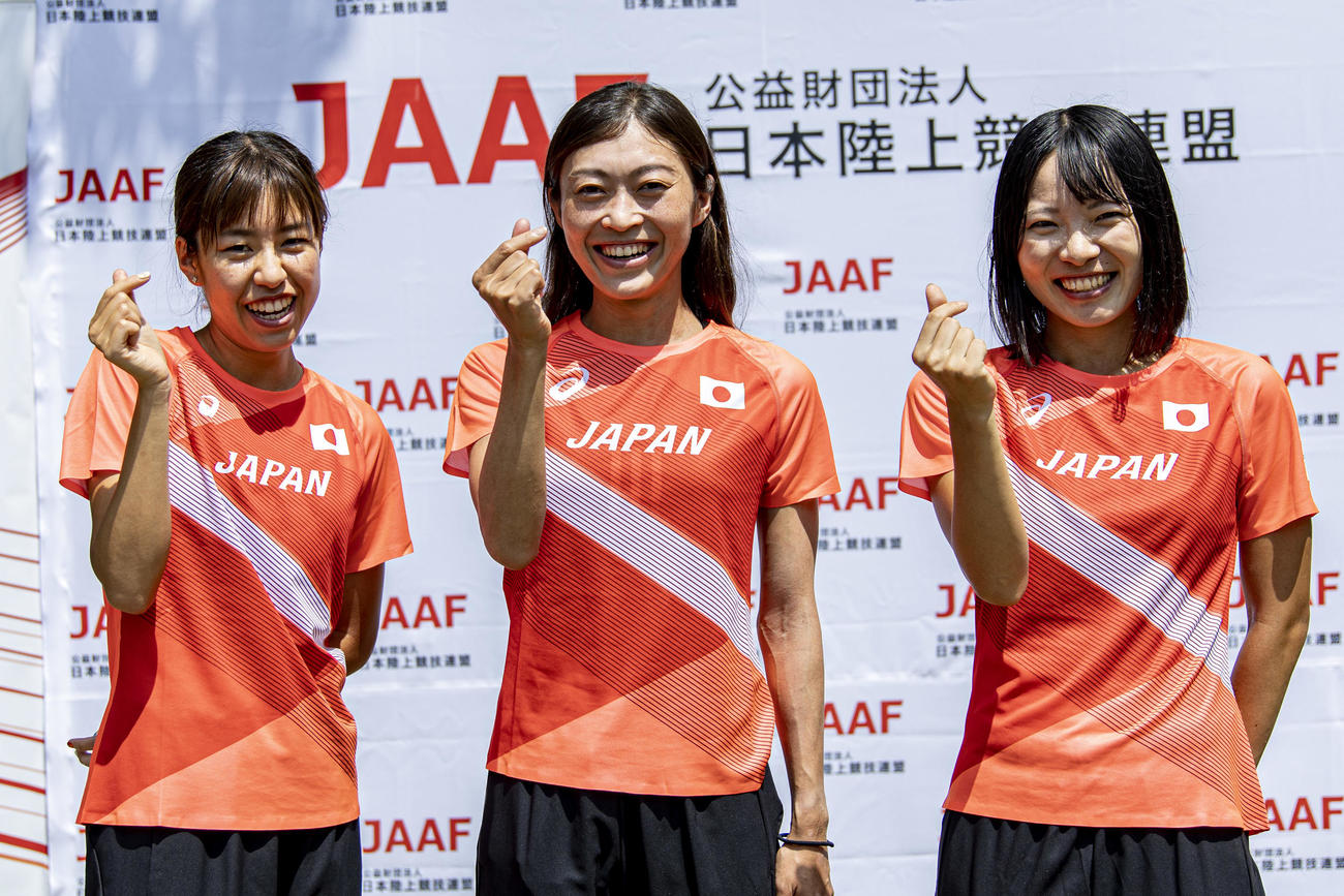 東京五輪競歩日本代表合宿で笑顔を見せる右から河添香織、岡田久美子、藤井菜々子（日本陸上競技連盟提供）