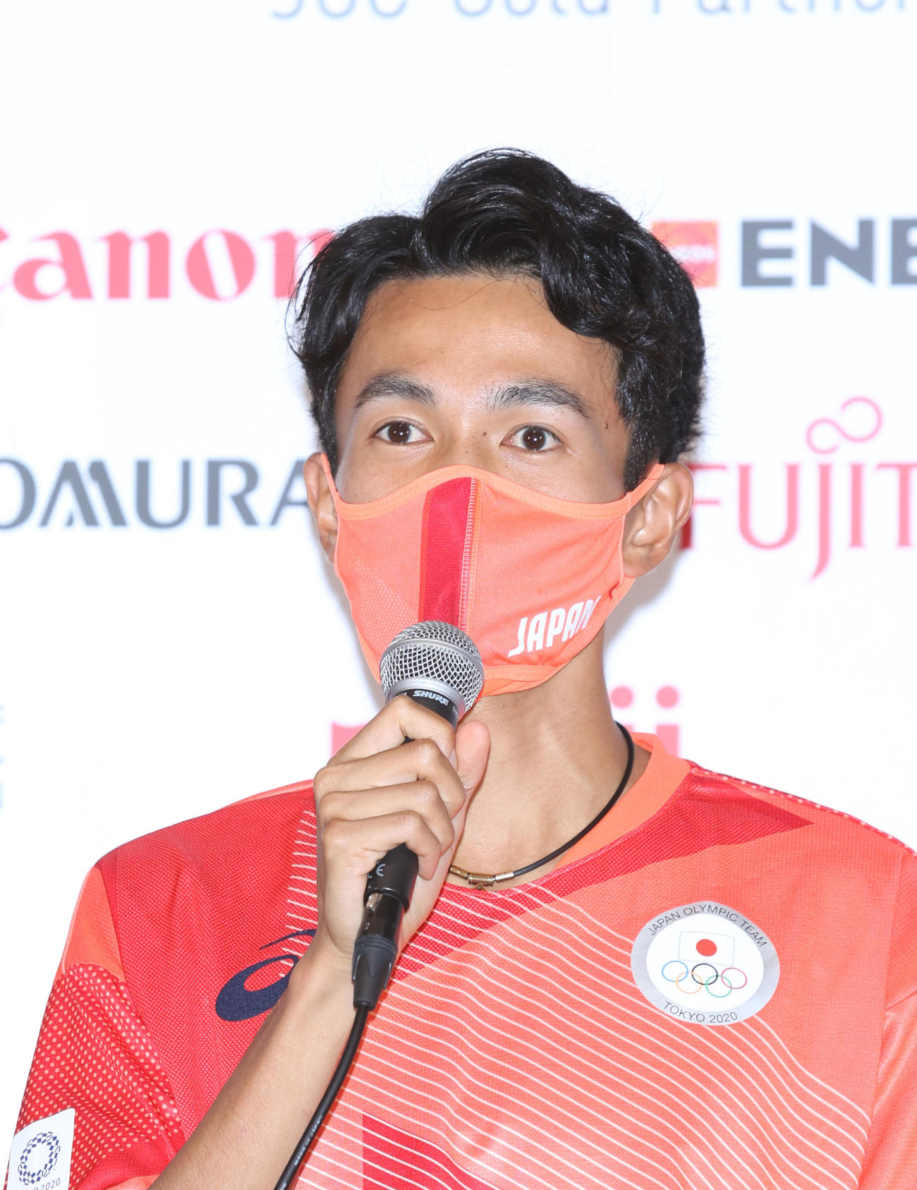 選手村入村会見に出席した男子10000メートルの相沢（代表撮影）