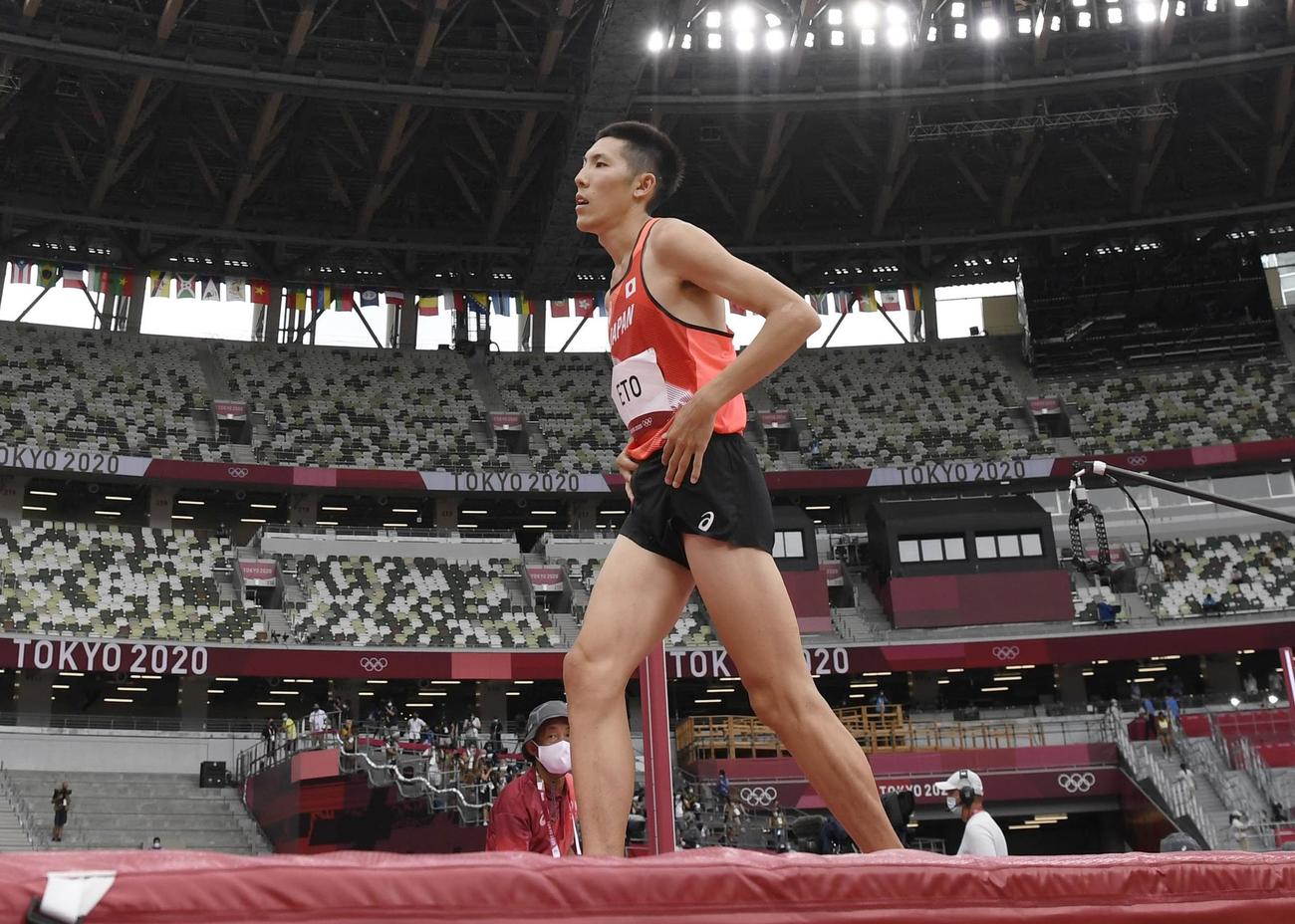 男子走り高跳びで2メートル25をクリアできず、予選敗退となった衛藤昂（共同）