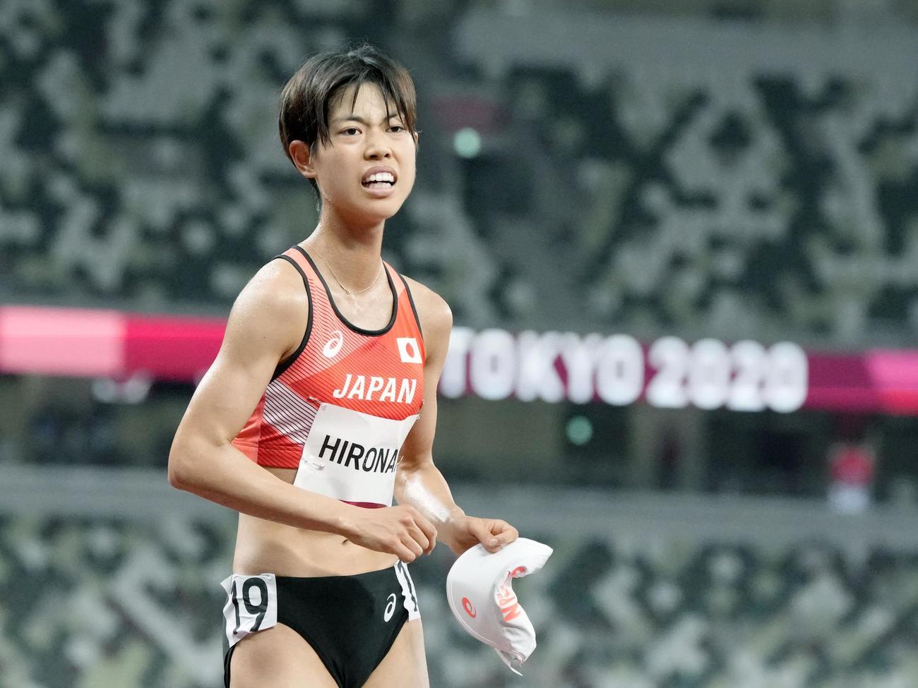 女子5000メートル予選　ゴール後に厳しい表情を見せる広中（共同）