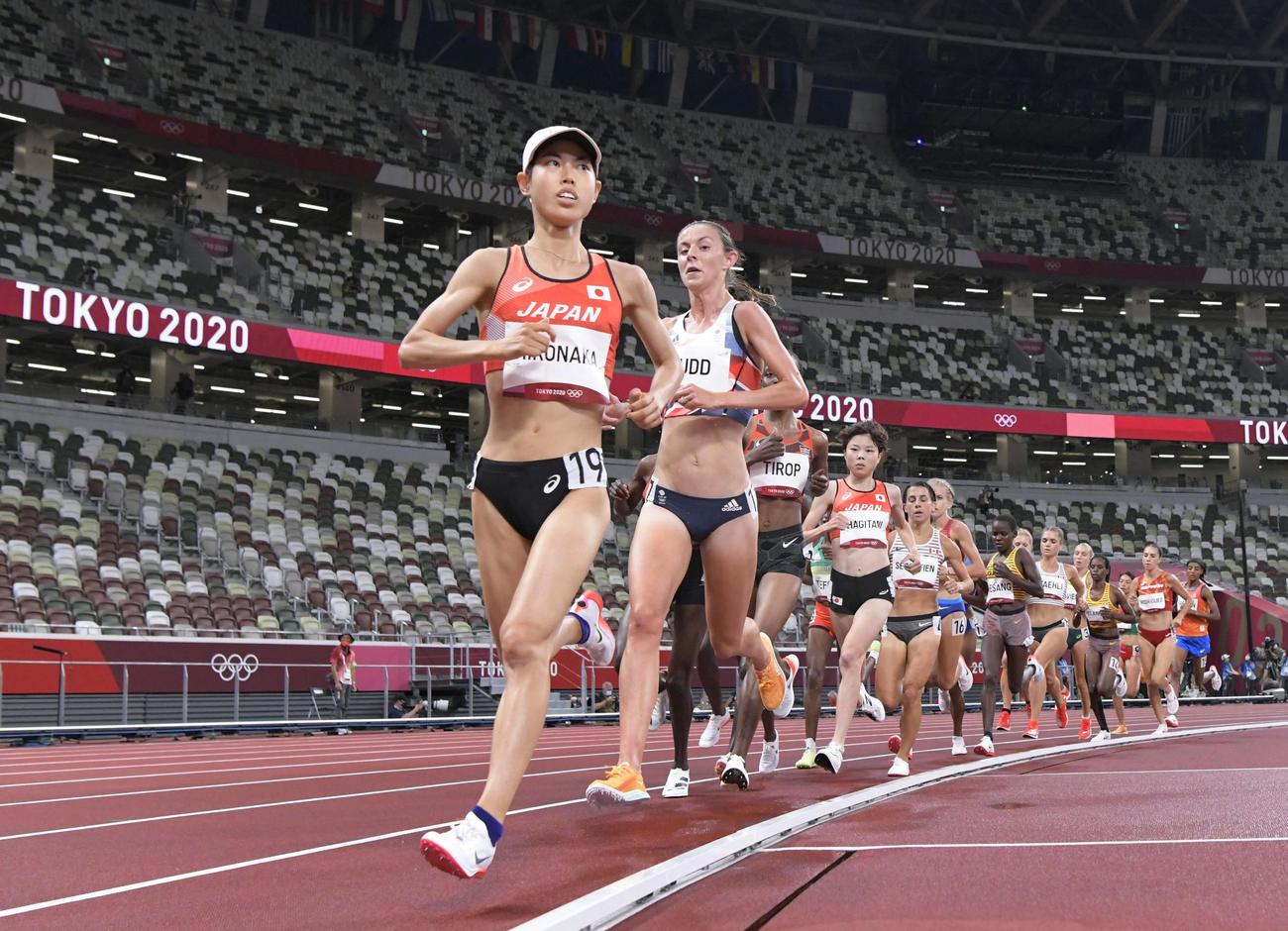 女子5000メートル予選　力走する広中（手前）（共同）