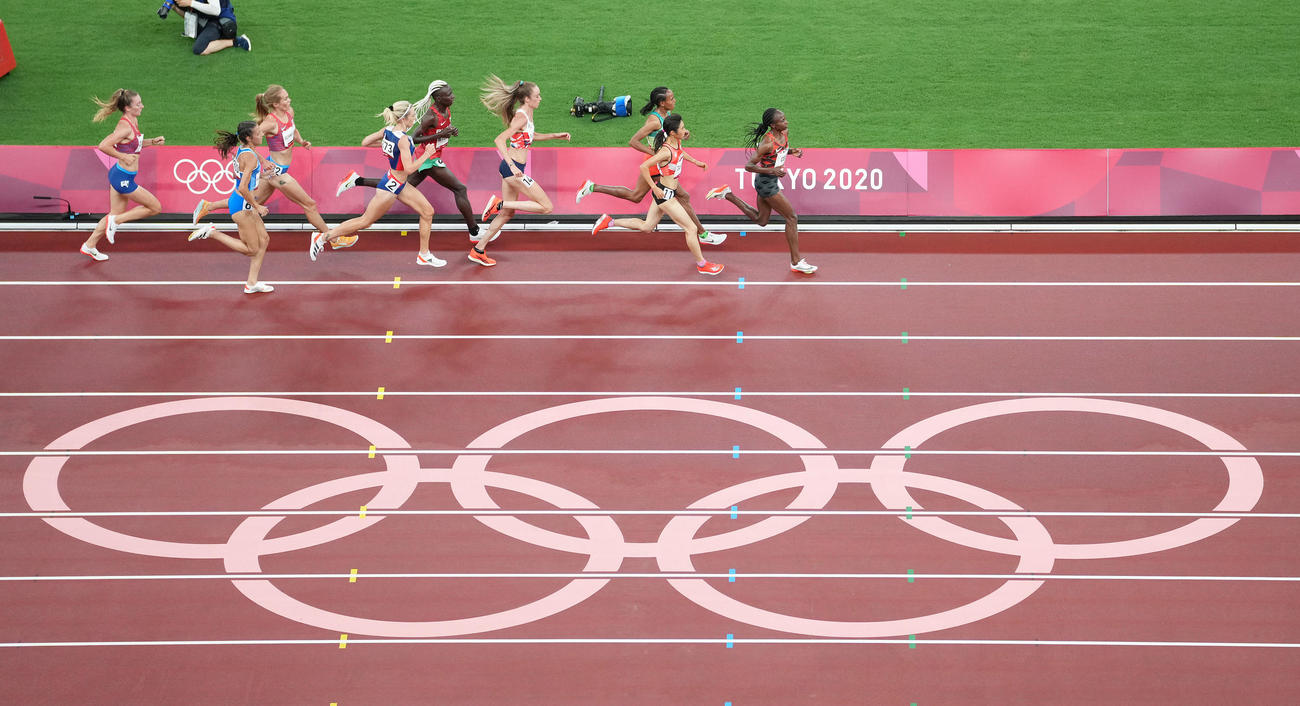陸上女子5000メートル予選で五輪のロゴを横目に疾走する田中（右から2人目）