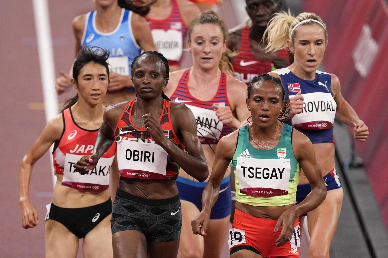 陸上女子5000ｍ予選2組　力走する田中希実（左端）（AP）
