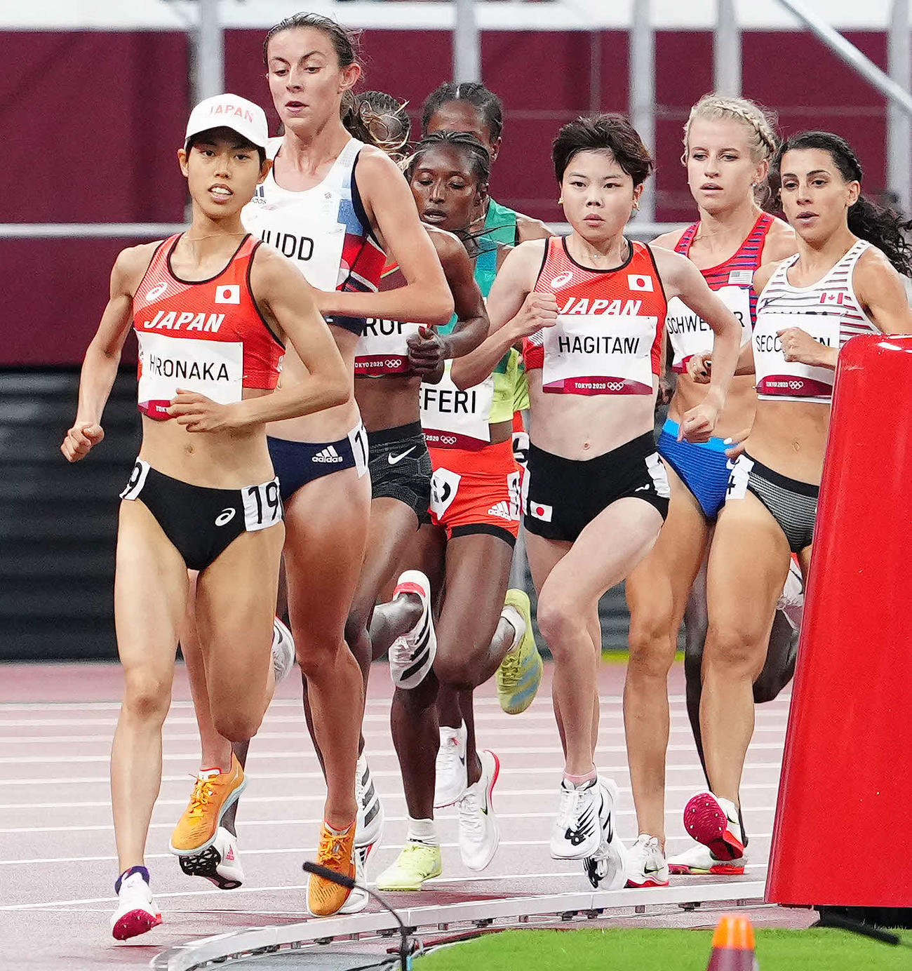 女子5000メートル予選1組、先頭で周回する広中（左端）。右から3人目は萩谷（撮影・江口和貴）