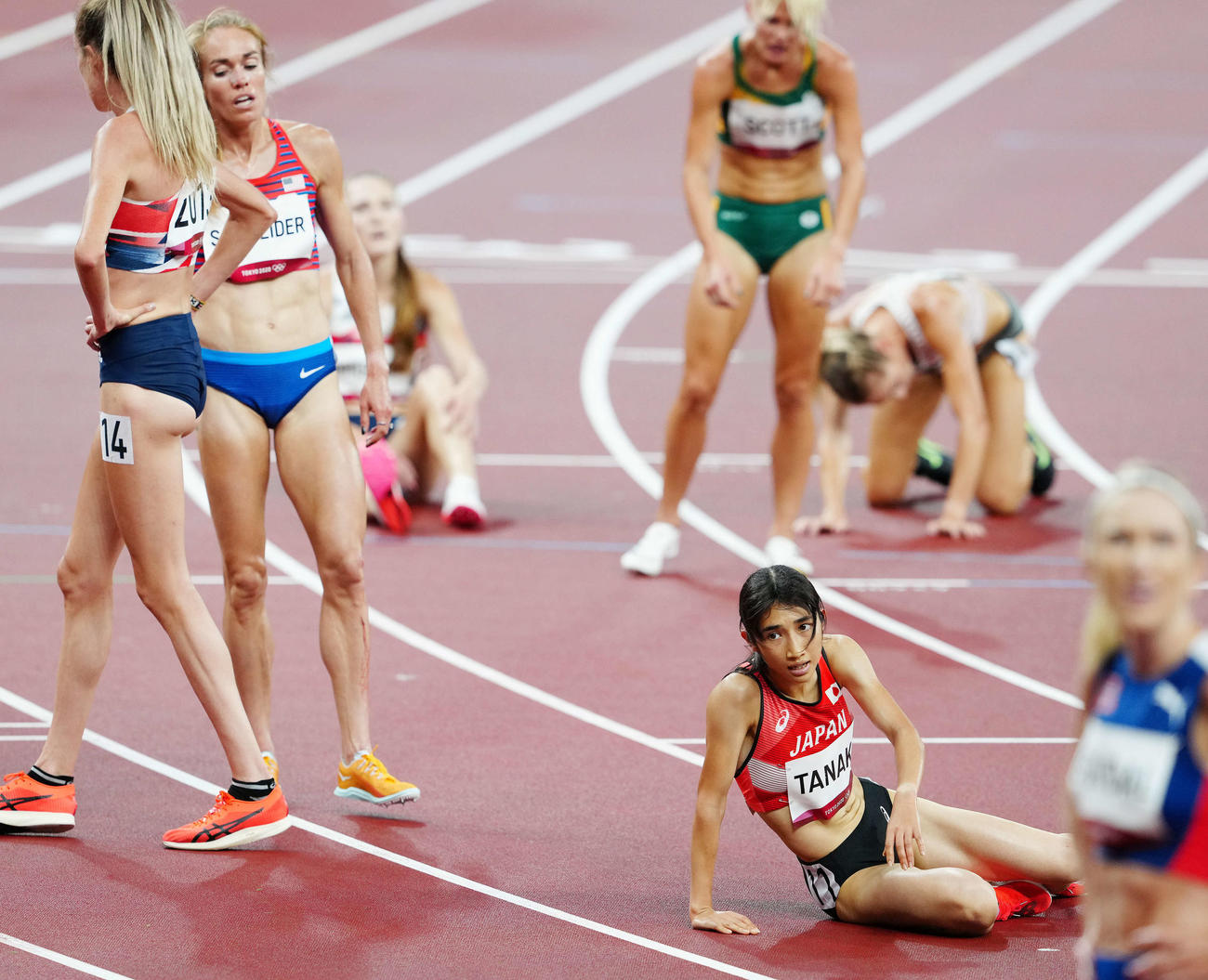 女子5000メートル予選2組、力走するも決勝進出とならなかった田中（右下）（撮影・江口和貴）