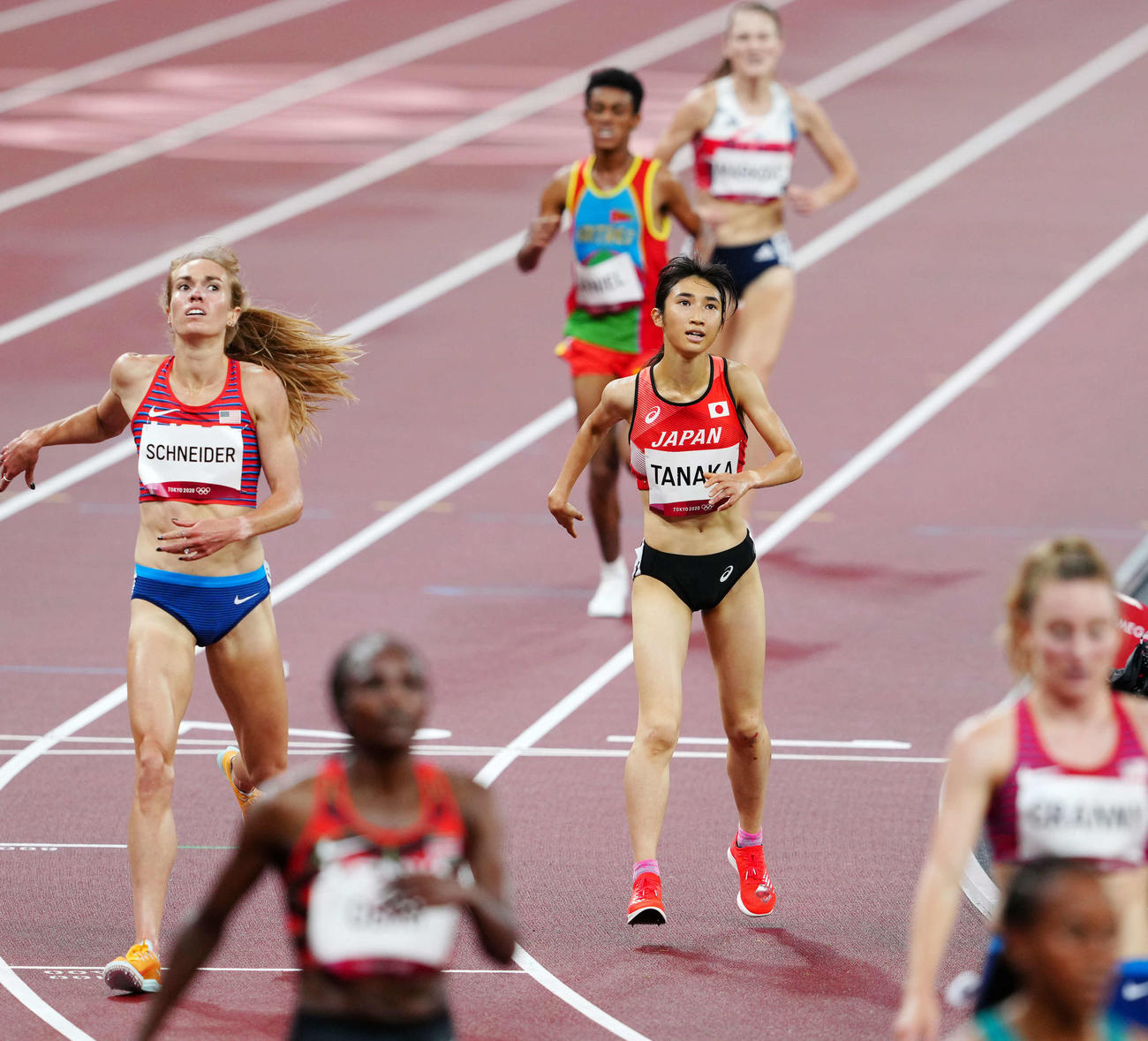 女子5000メートル予選2組、力走するも決勝進出とならなかった田中（中央）（撮影・江口和貴）