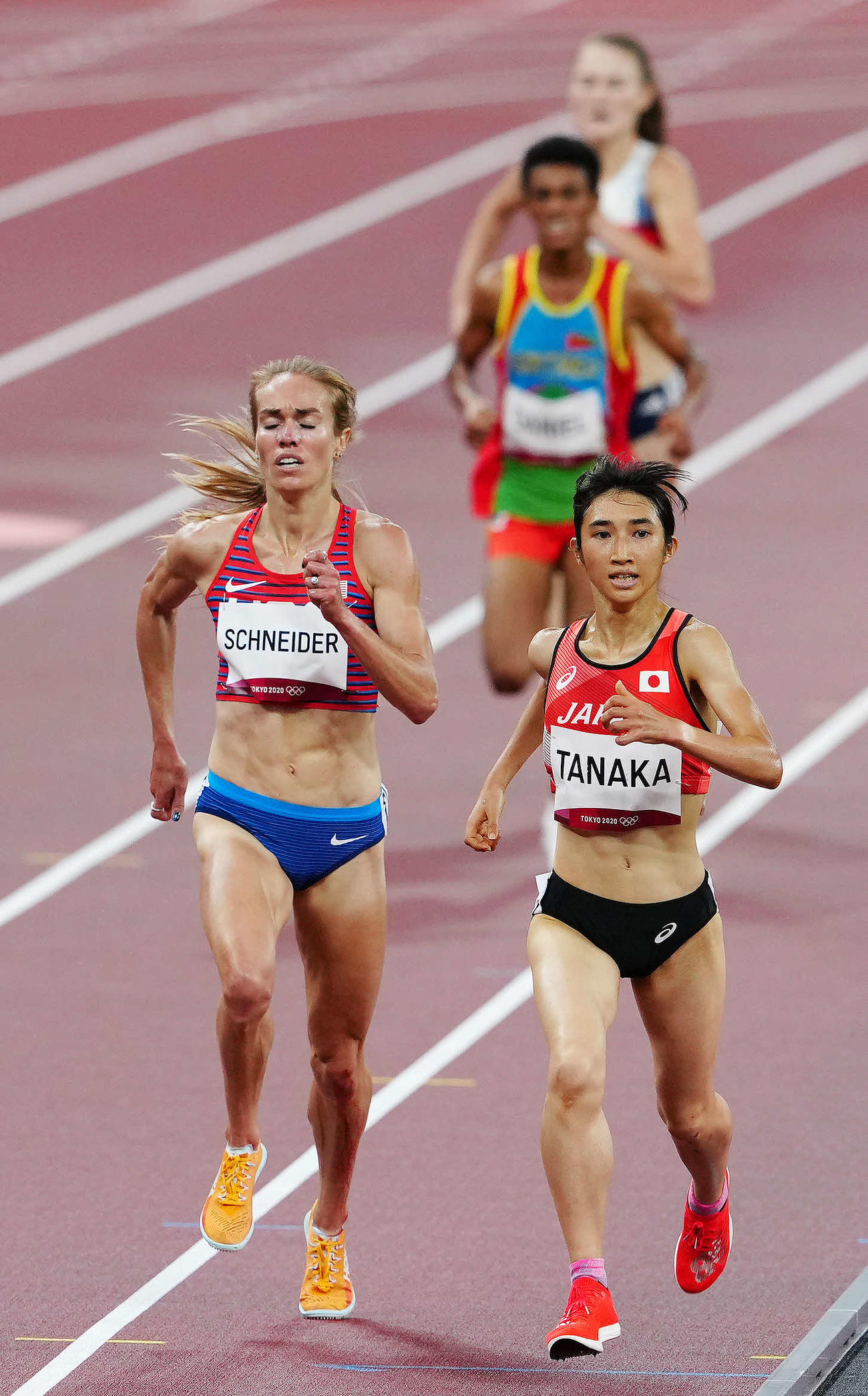 女子5000メートル予選2組、6着でフィニッシュする田中（右）（撮影・江口和貴）