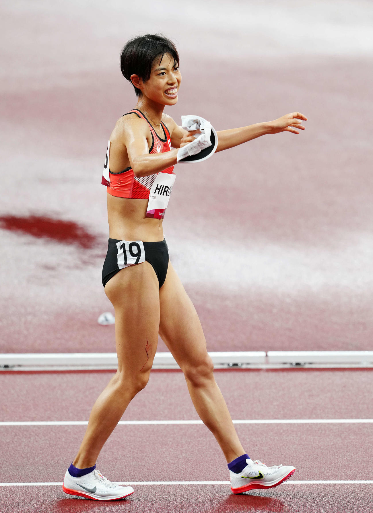 女子5000メートル予選1組、9着でフィニッシュし、あいさつする広中（撮影・江口和貴）