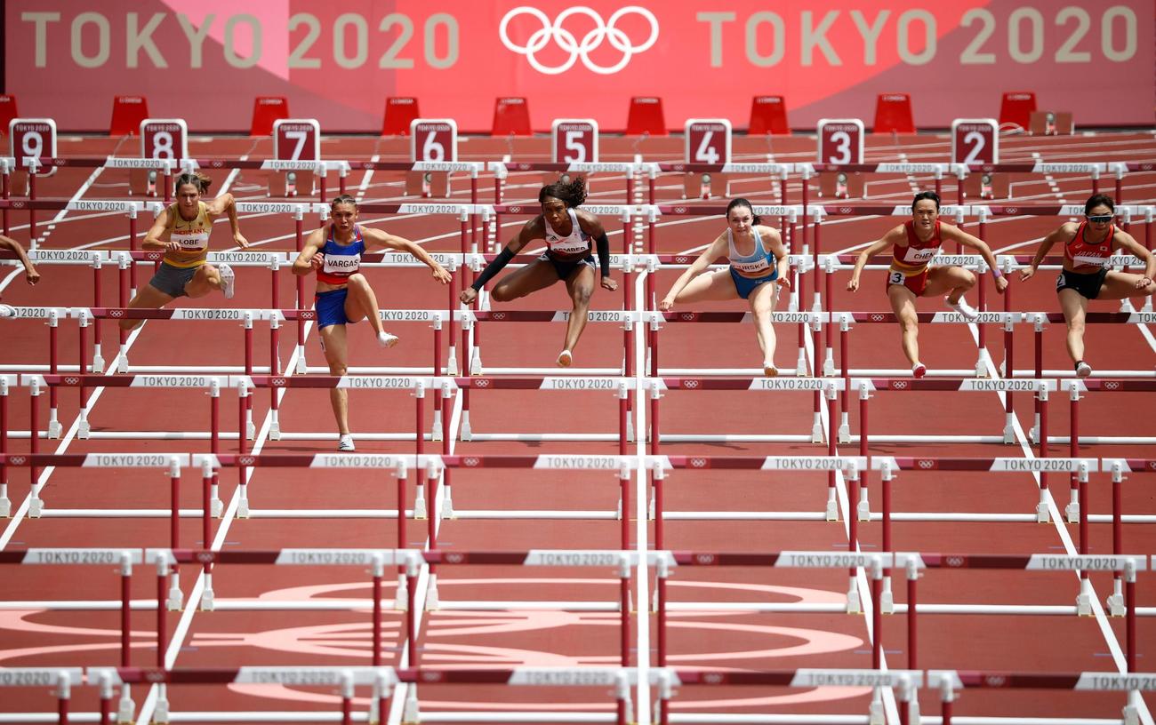 女子100メートル障害予選　力走する木村文子（2レーン）（ロイター）