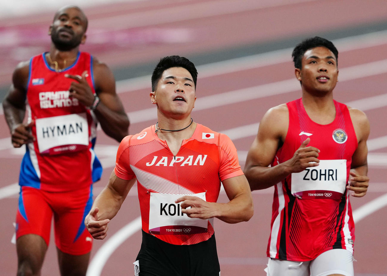 男子100メートル予選4組、4着でフィニッシュした小池（中央）（撮影・江口和貴）