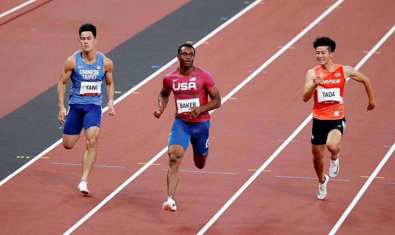 男子100メートル予選1組で6着となった多田（右）（ロイター）