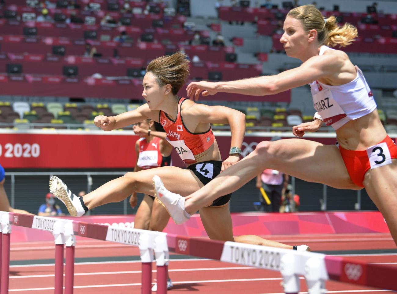 女子100 メートル 障害予選　力走する寺田明日香（右から2人目）（共同）