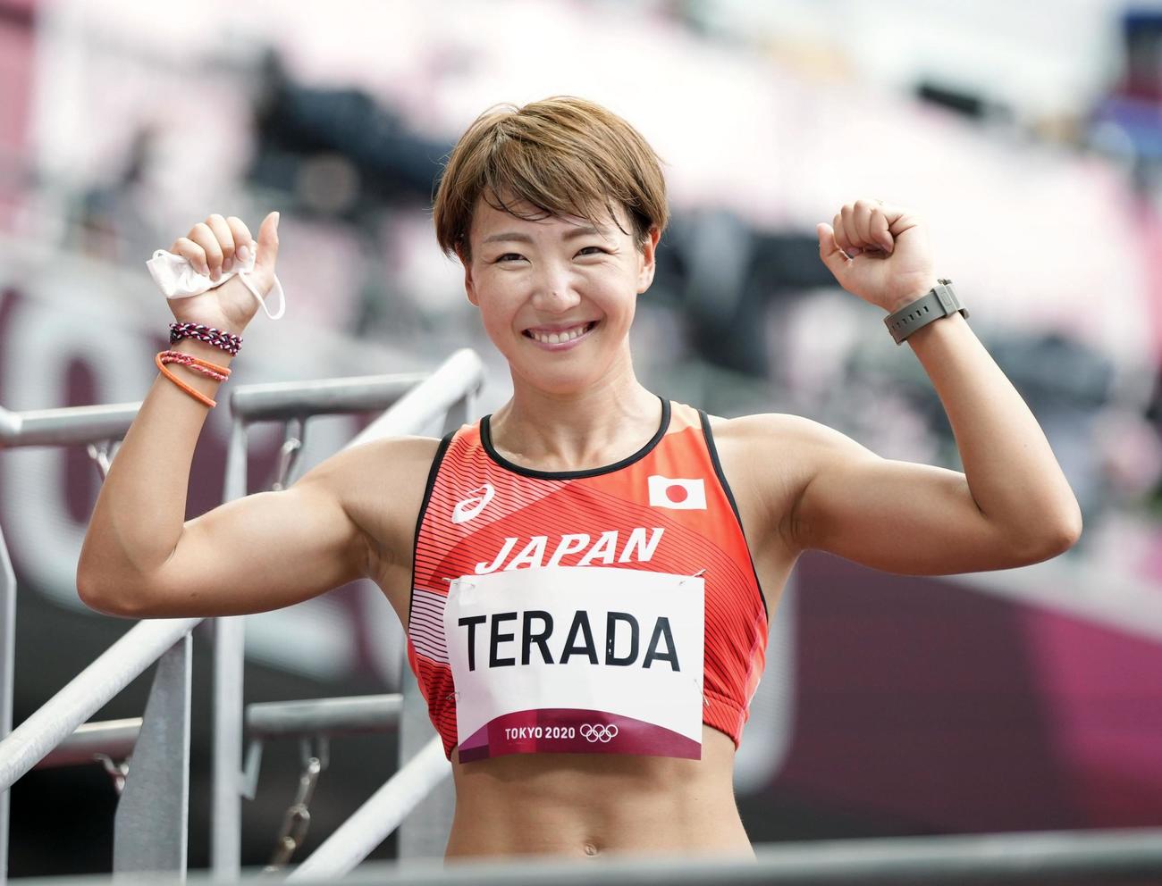 女子100 メートル 障害予選のレースを終え、笑顔でポーズをとる寺田明日香。タイムで拾われ準決勝進出を決めた（共同）