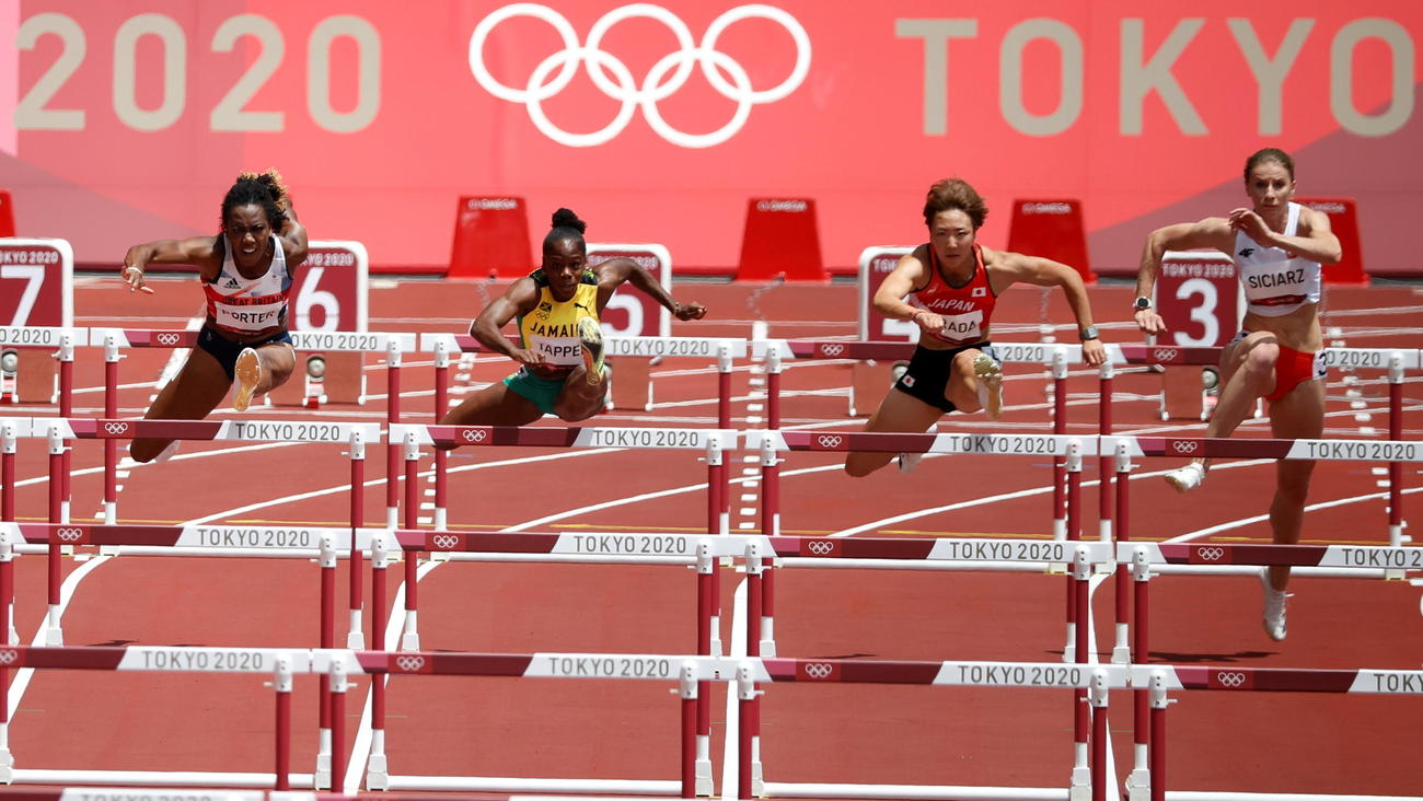 女子100メートル障害で予選を突破した寺田（右から2人目）（ロイター）