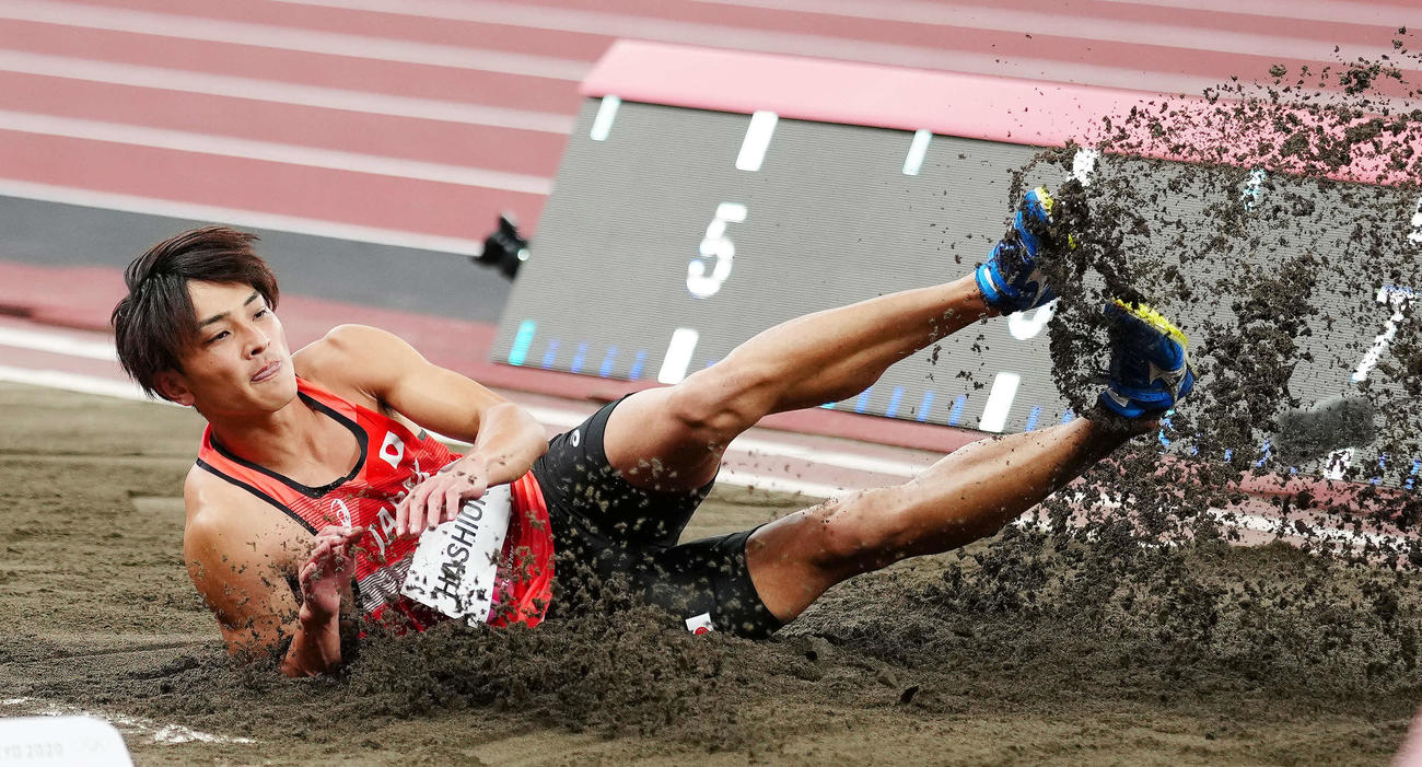 男子走り幅跳び予選1回目の跳躍で決勝進出を決めた橋岡（撮影・江口和貴）