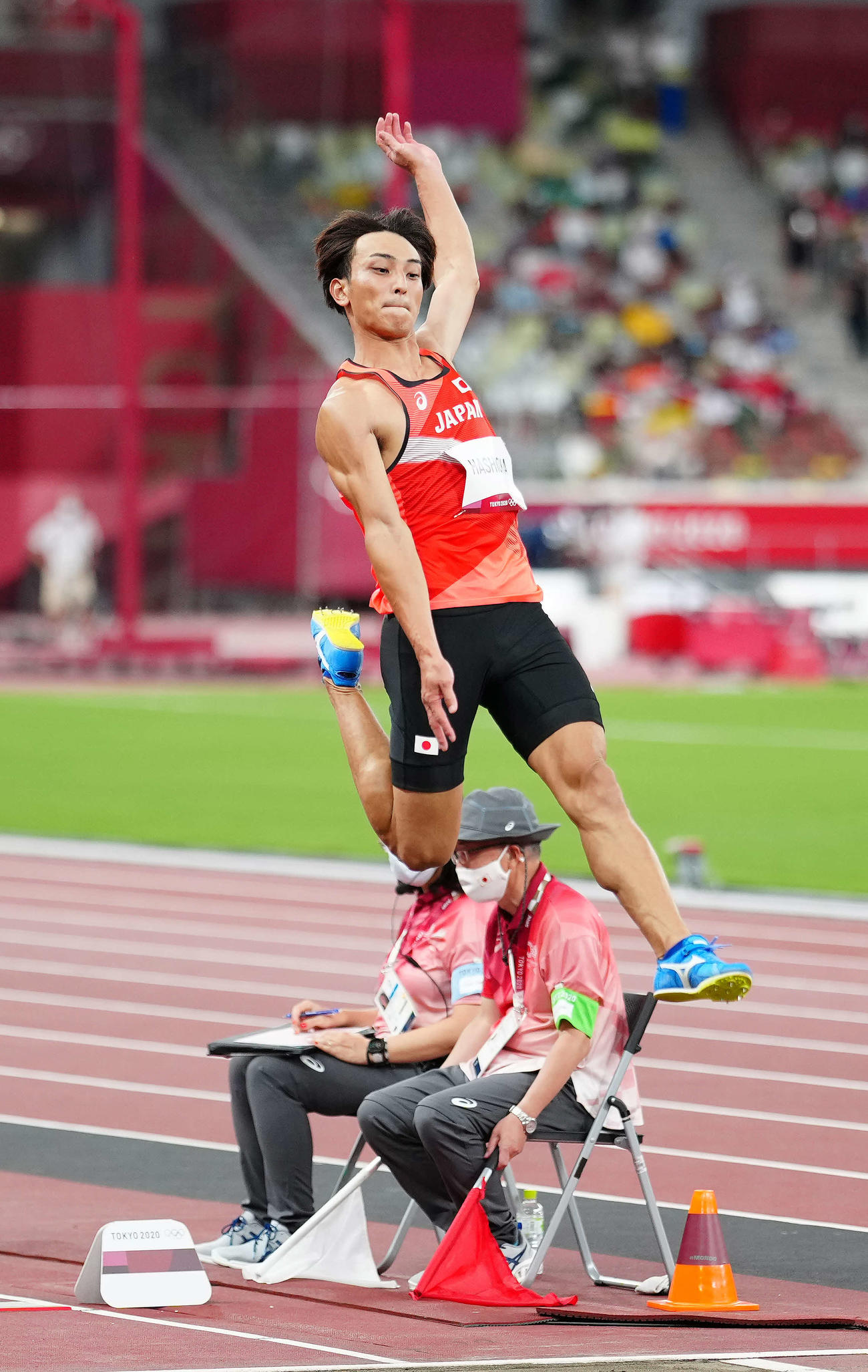 男子走り幅跳び予選1回目の跳躍で決勝進出を決めた橋岡（撮影・江口和貴）