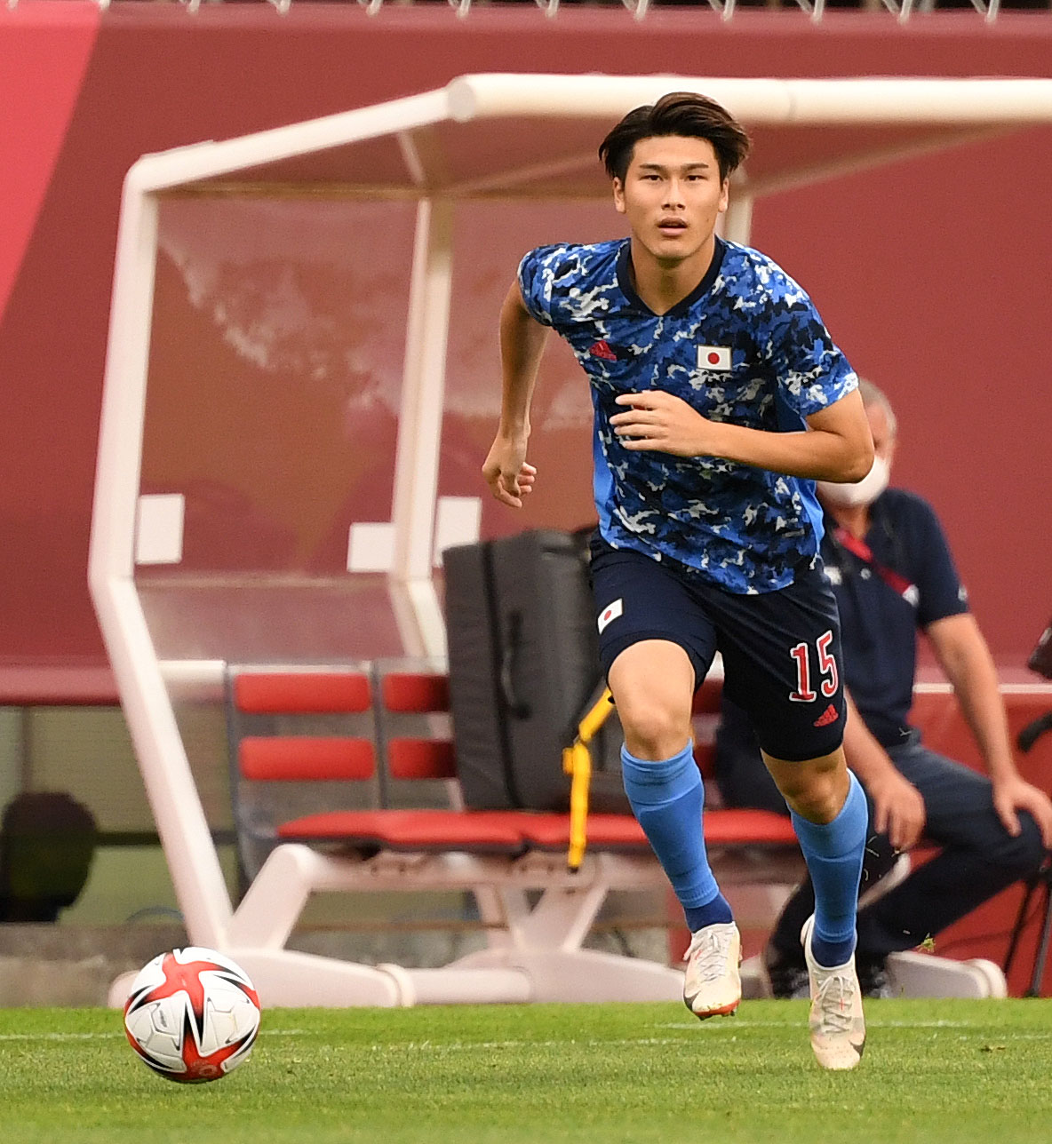 日本対ニュージーランド　前半、ドリブルする橋岡（撮影・横山健太）