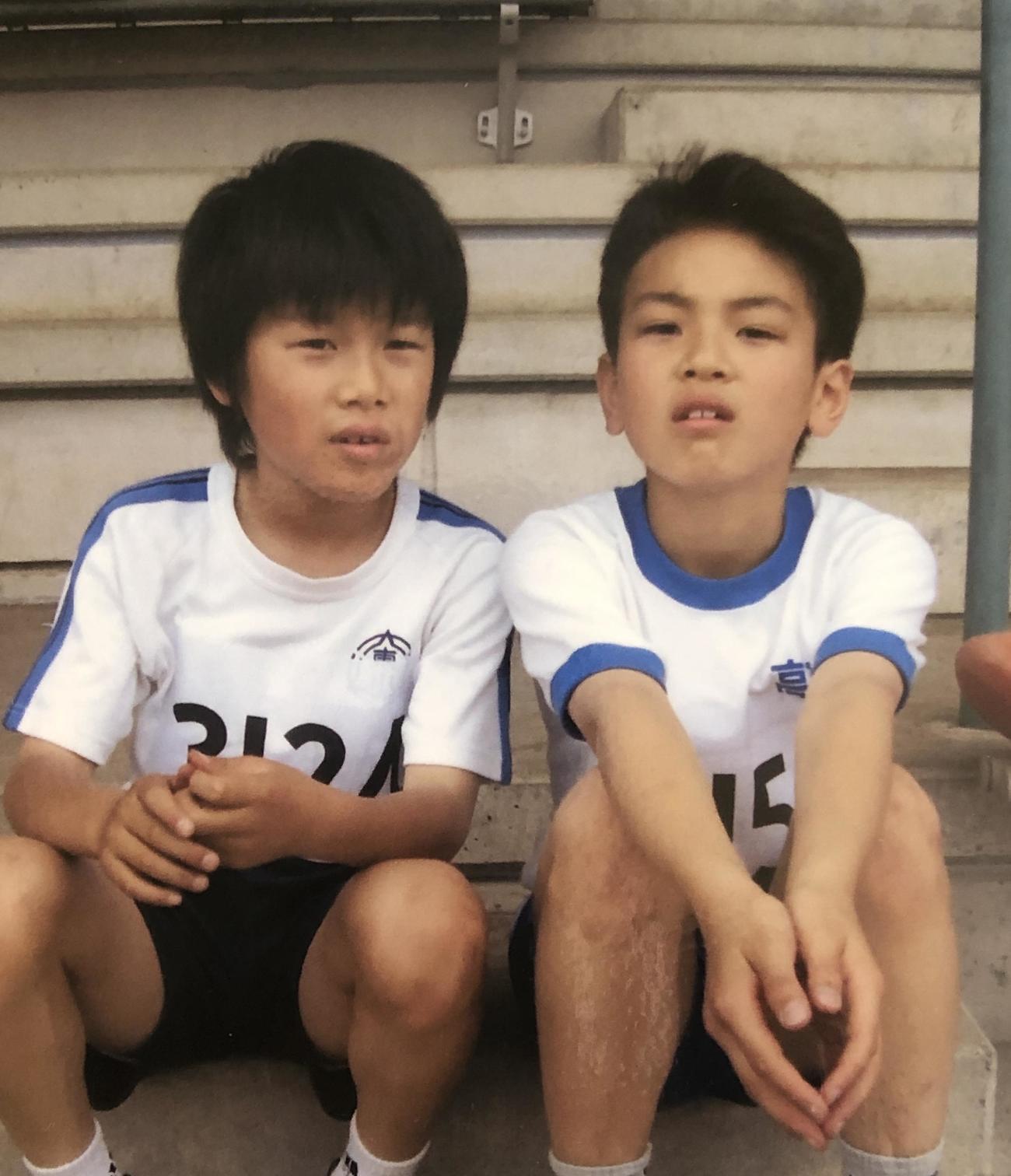 いとこ同士で東京五輪に出場し、偶然にも同じ日の同時刻に競技に臨んだサッカー男子日本DF橋岡大樹（左）と陸上男子走り幅跳びの橋岡優輝。写真は小学生時代に、市の陸上大会に出場した時のもの