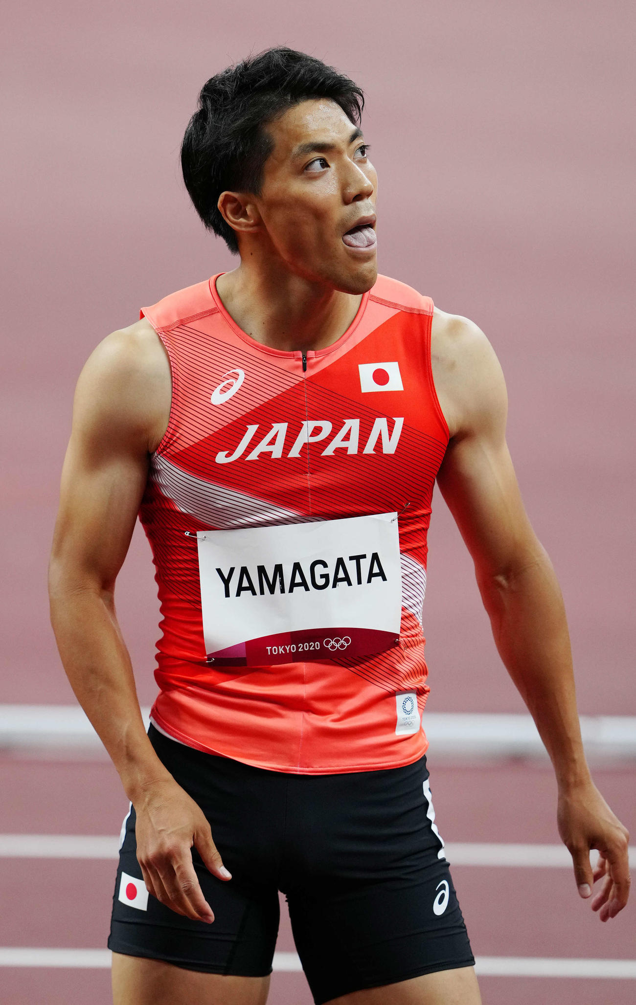 男子100メートル予選3組、走り終え、掲示板を見つめる山県（撮影・江口和貴）
