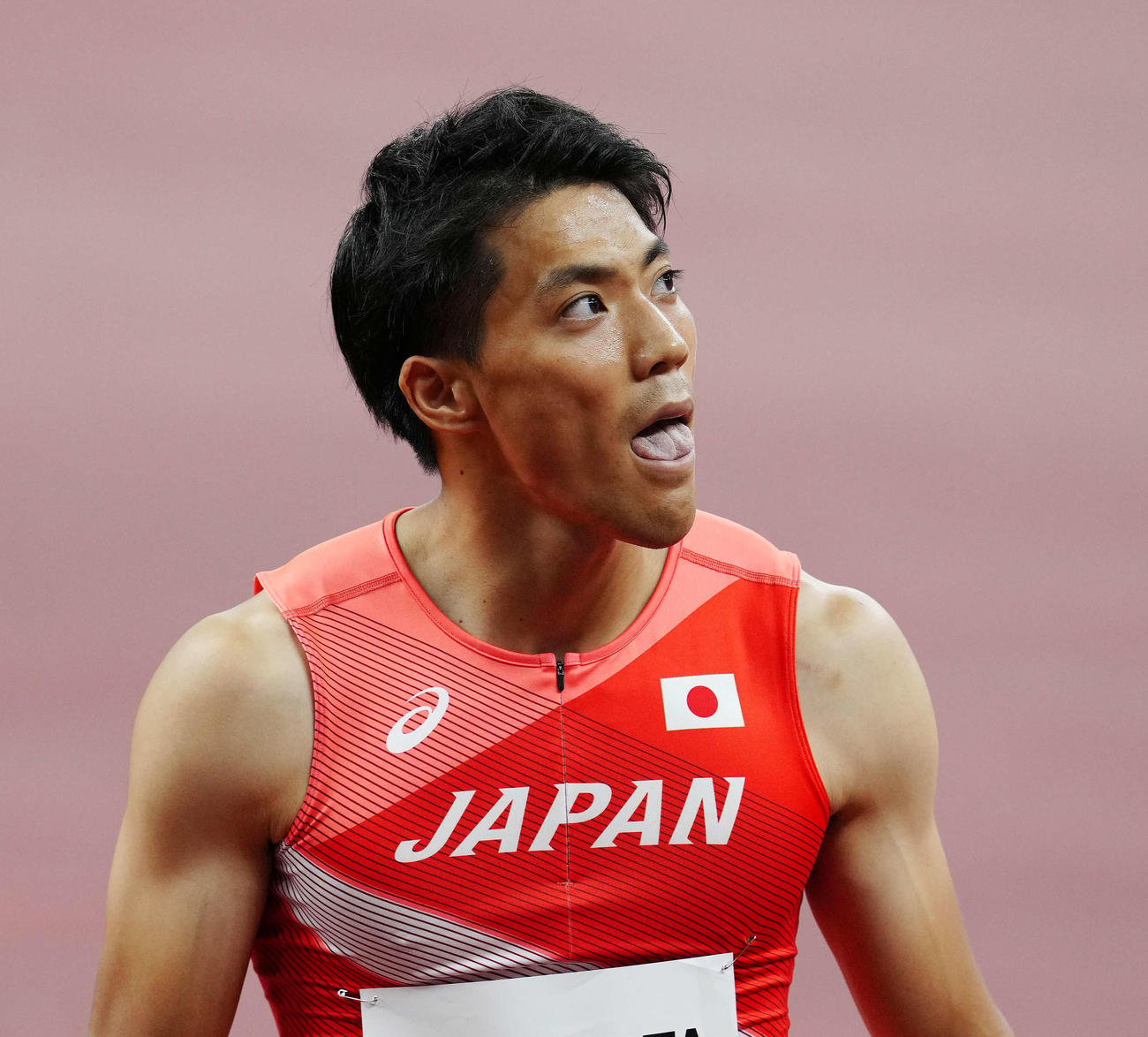 男子100メートル予選3組、走り終え、掲示板を見つめる山県（撮影・江口和貴）