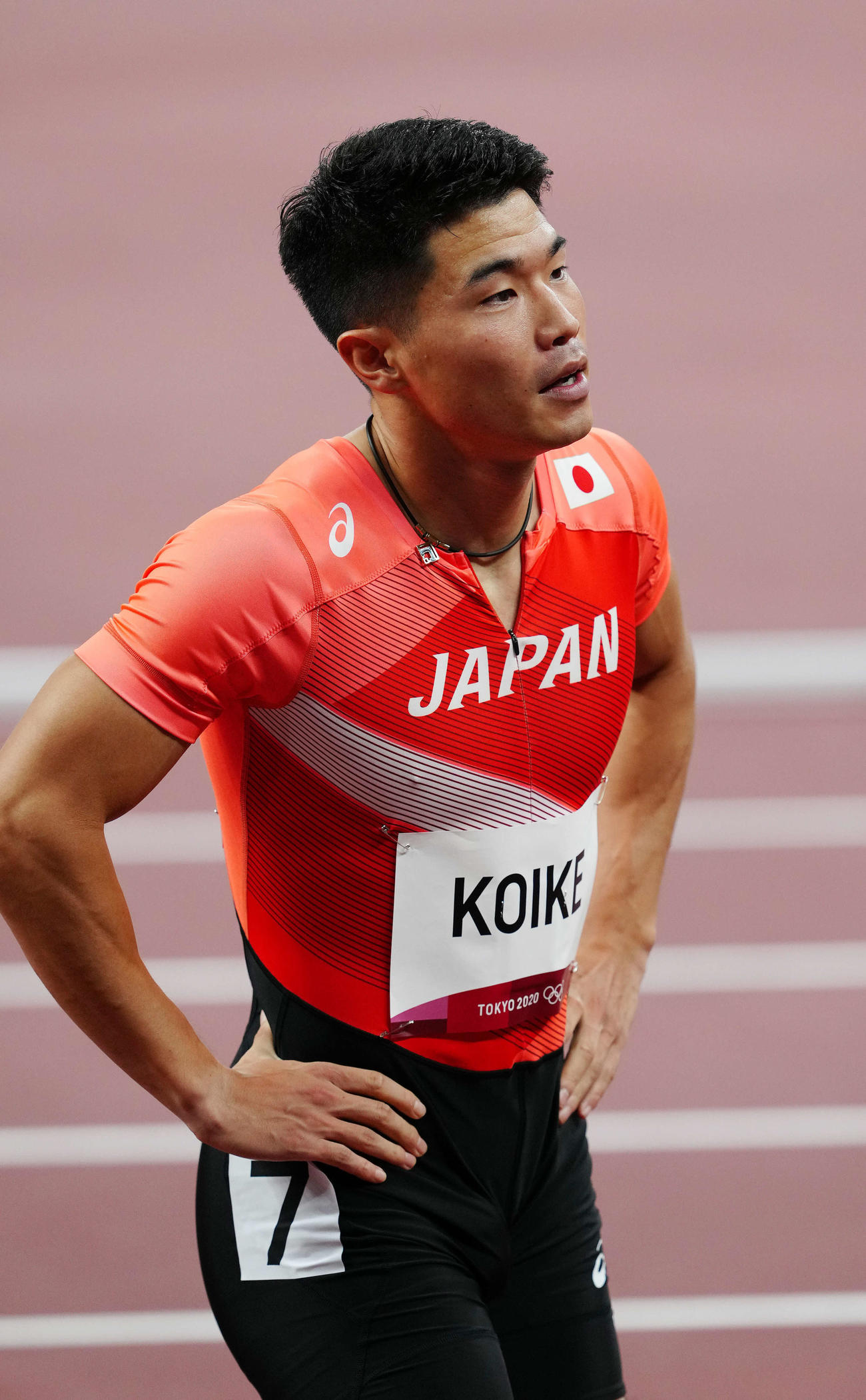 男子100メートル予選4組、走り終え、掲示板を見つめる小池（撮影・江口和貴）