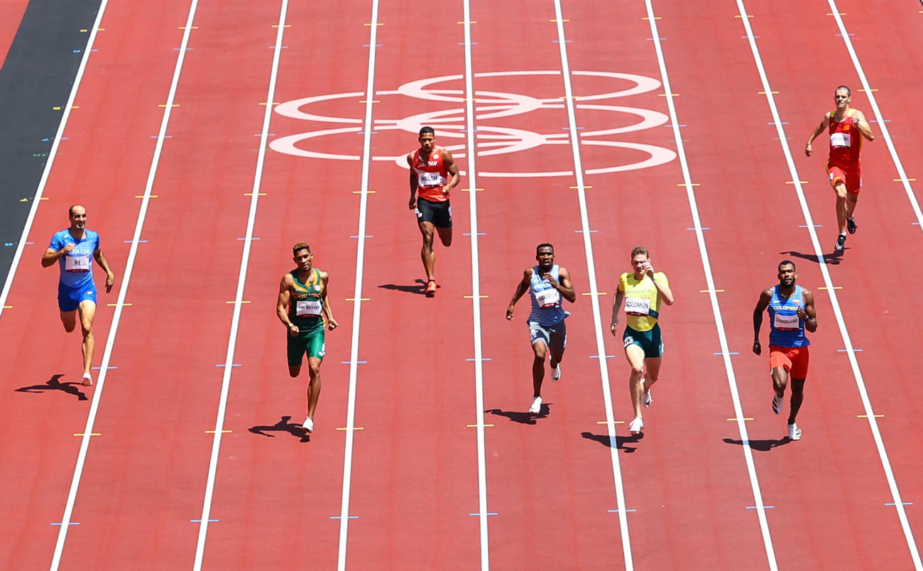 男子400メートル予選、4組を走るウォルシュ（左から3人目）（ロイター）