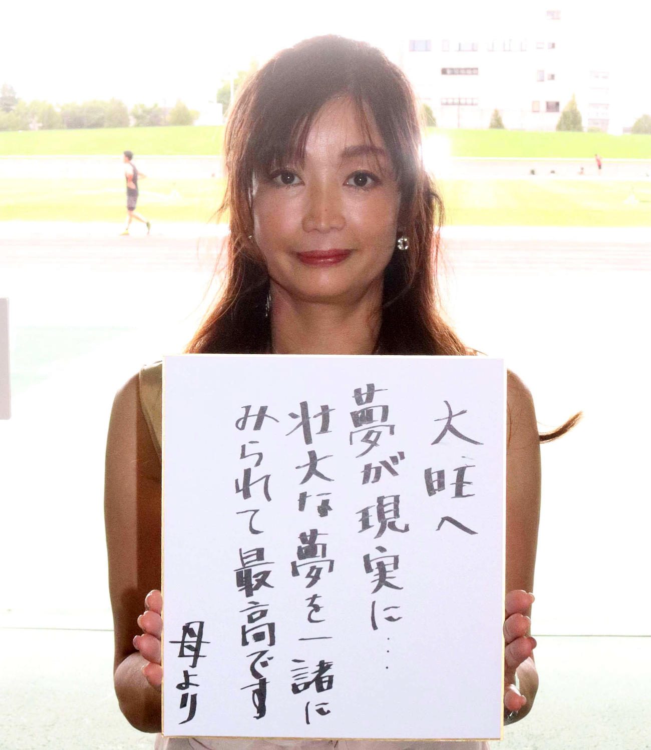 金井にエールをおくる母道子さん（撮影・永野高輔）