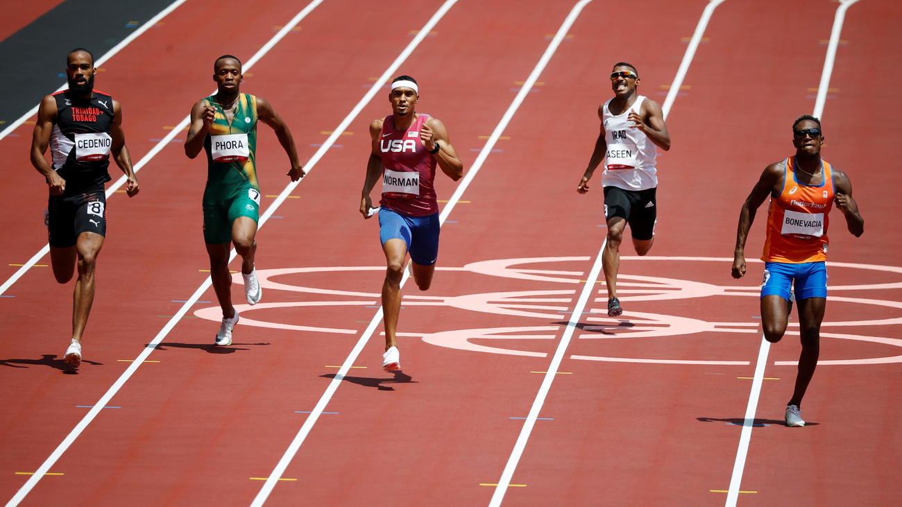 陸上男子400メートル　準決勝進出を決めたアメリカのマイケル・ノーマン（中央＝ロイター）