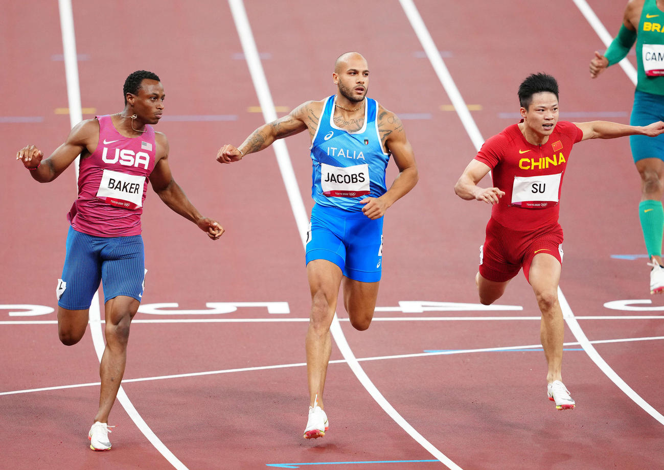 男子100メートル準決勝3組、9秒83で1着となりアジア新記録を樹立した蘇炳添（右）（撮影・江口和貴）