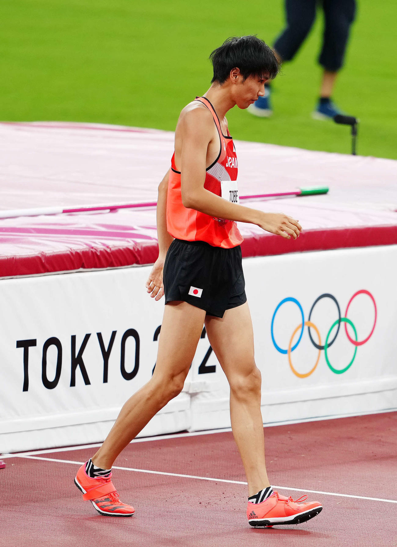 男子走り高跳び決勝、2メートル27の3回目の跳躍を失敗した戸辺（撮影・江口和貴）