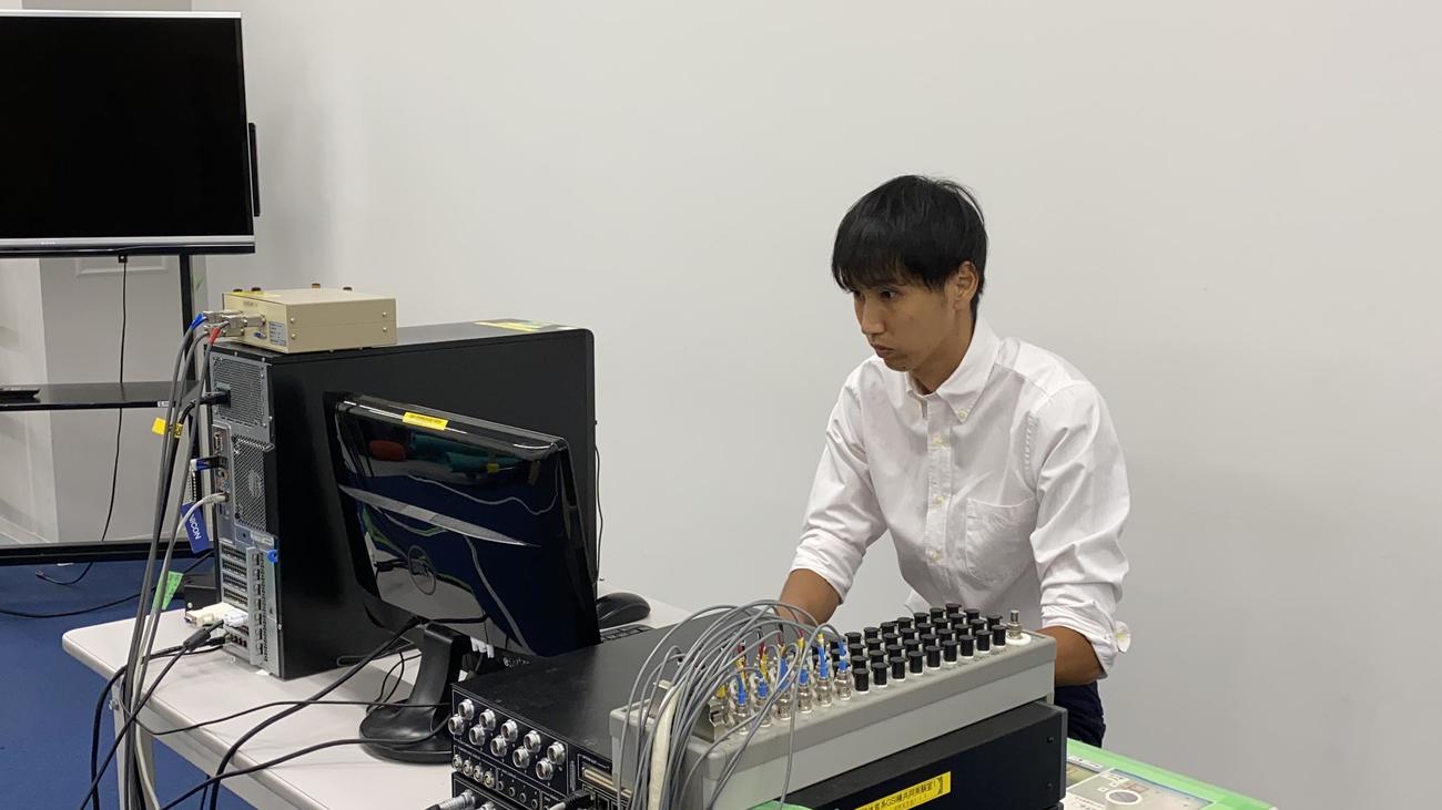 研究室で走り高跳びの研究をする戸辺（JAL提供）
