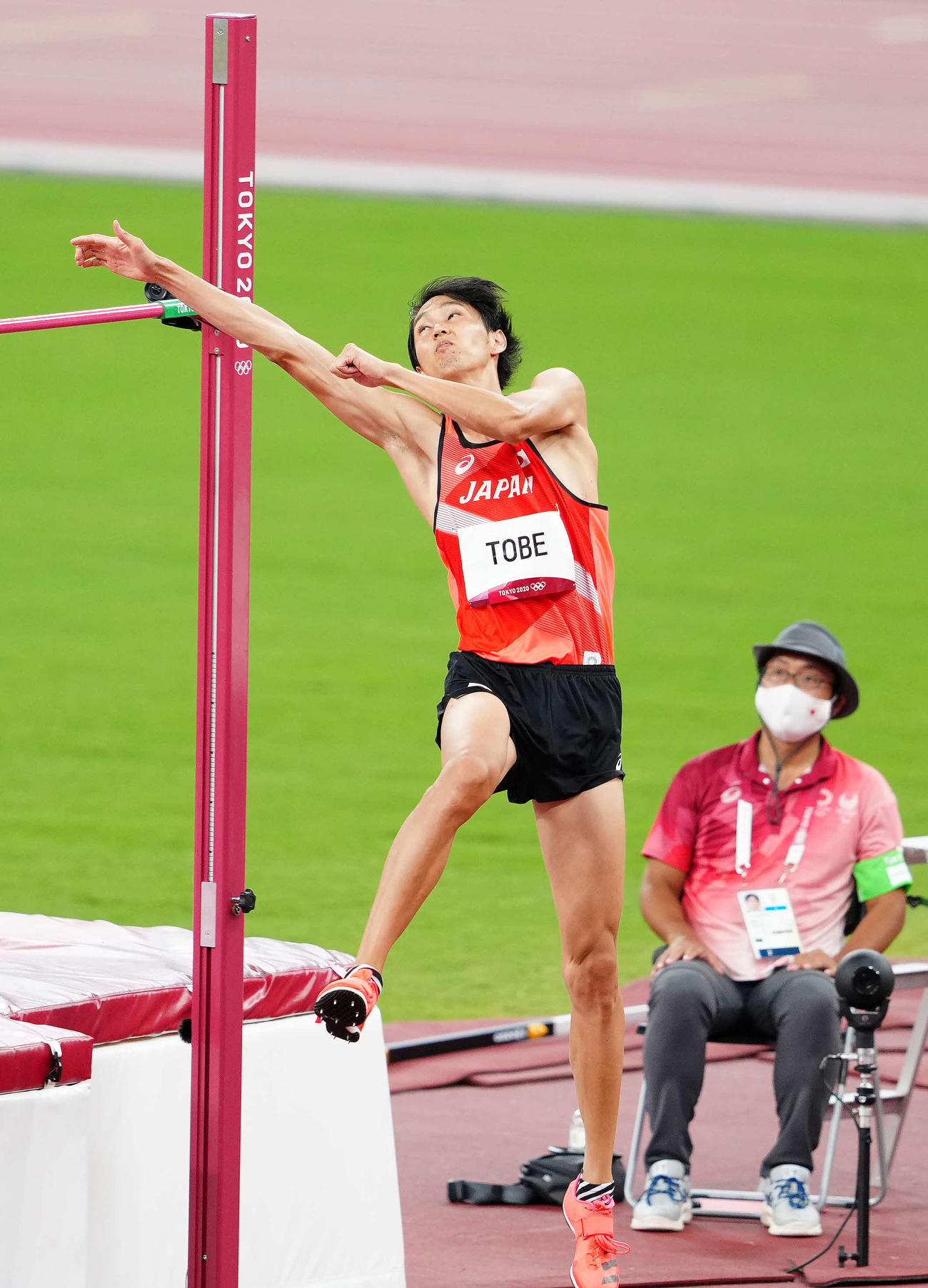 男子走り高跳び決勝、2メートル24をクリアする戸辺（撮影・江口和貴）