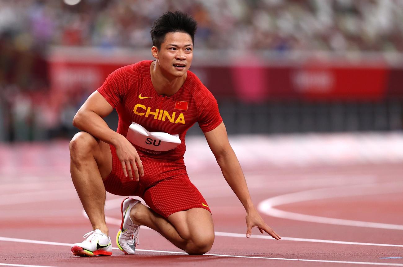 陸上男子100メートル決勝　中国の蘇炳添は激走も6位となり、ゴール後ひざをつく（ロイター）