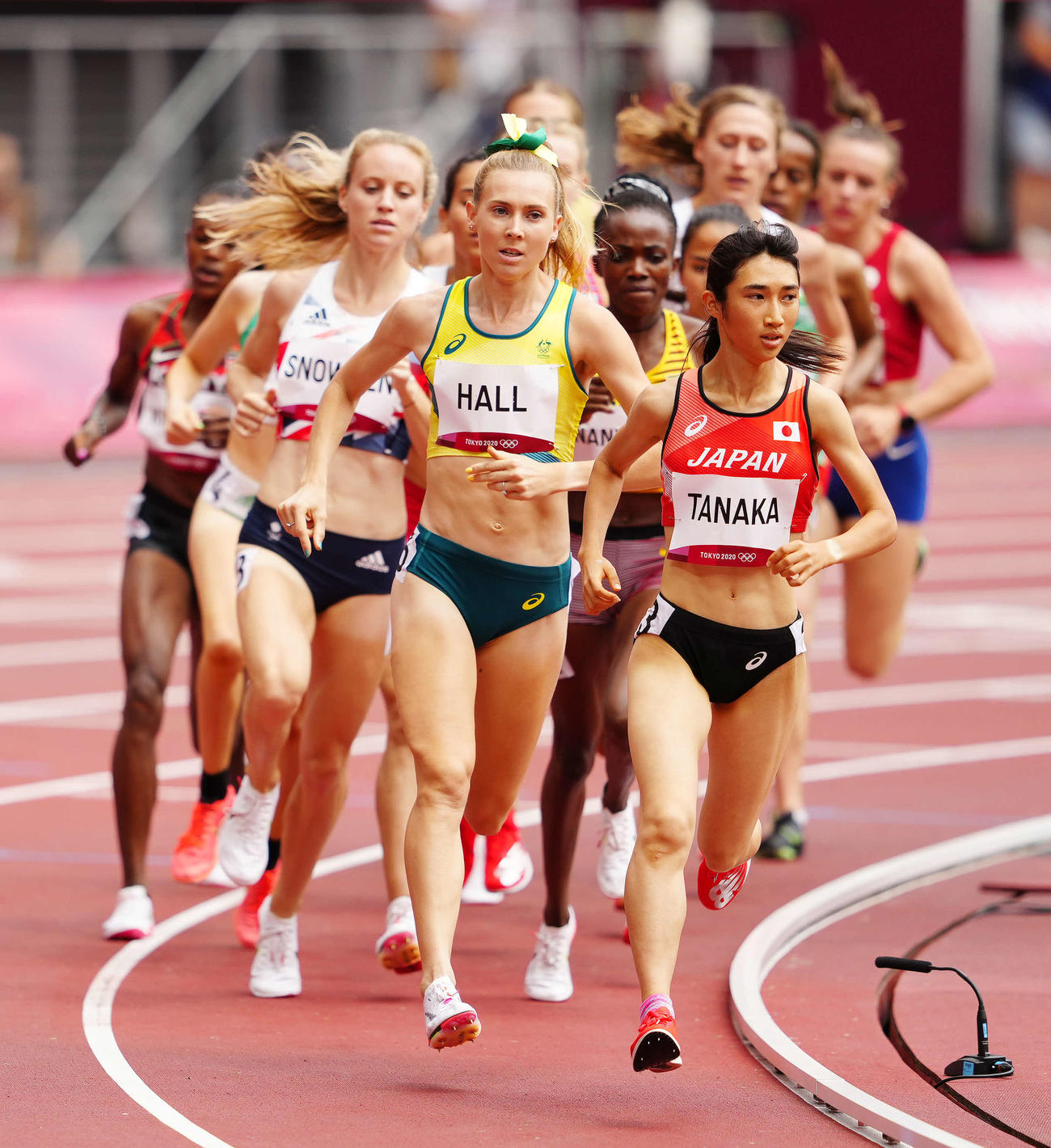 女子1500メートル予選3組、先頭で周回する田中（右端）（撮影・江口和貴）