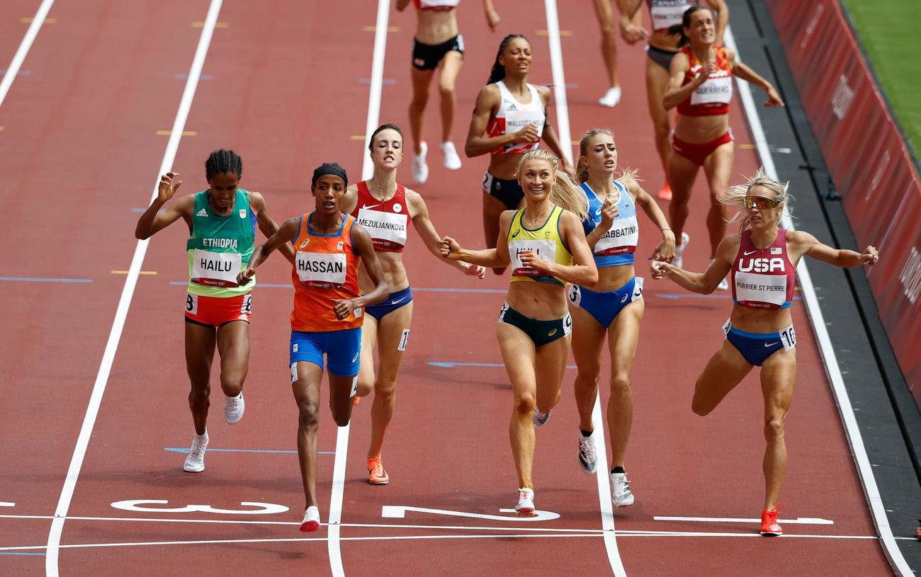 女子1500メートル予選2組で1位でフィニッシュするハッサン（左から2人目）（ロイター）
