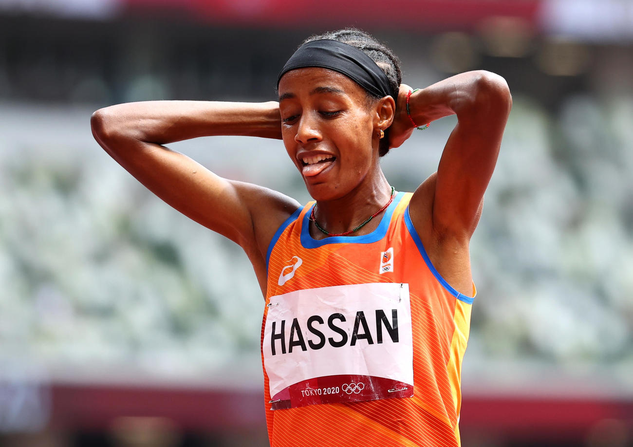 女子1500メートル予選2組で転倒しながら1位となり、舌を出して苦笑いするハッサン（ロイター）