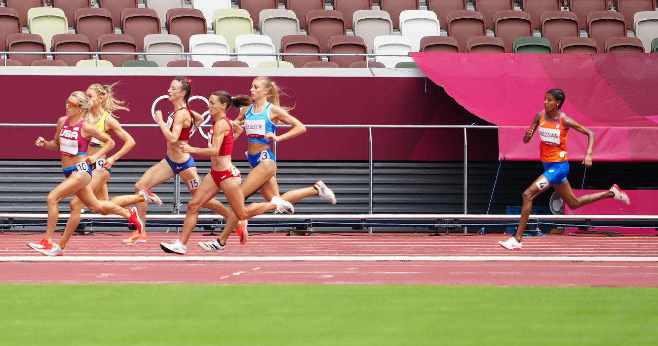 女子1500メートル予選2組で転倒したが、ごぼう抜きして1位となったハッサン（右端）（撮影・江口和貴）