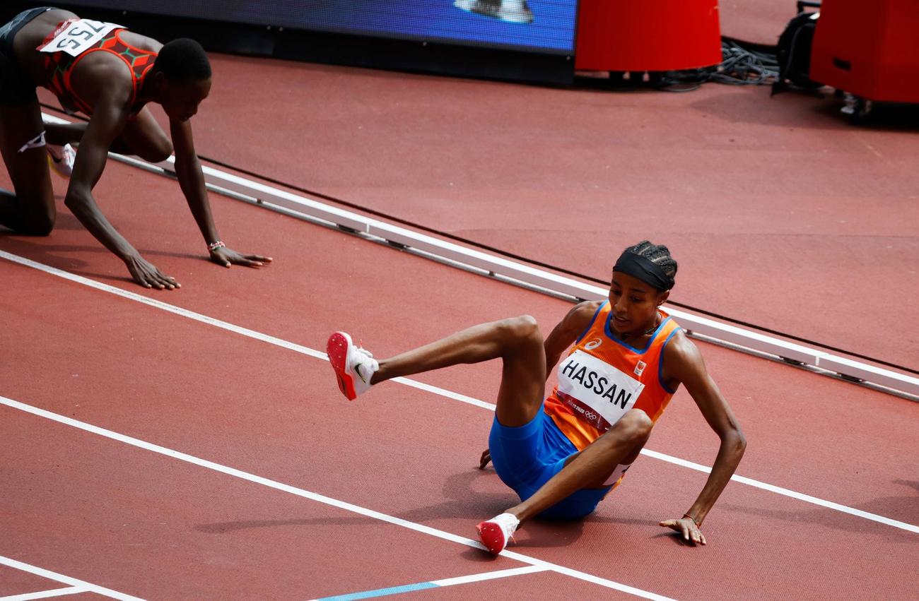 女子1500メートル予選2組で転倒するハッサン（ロイター）