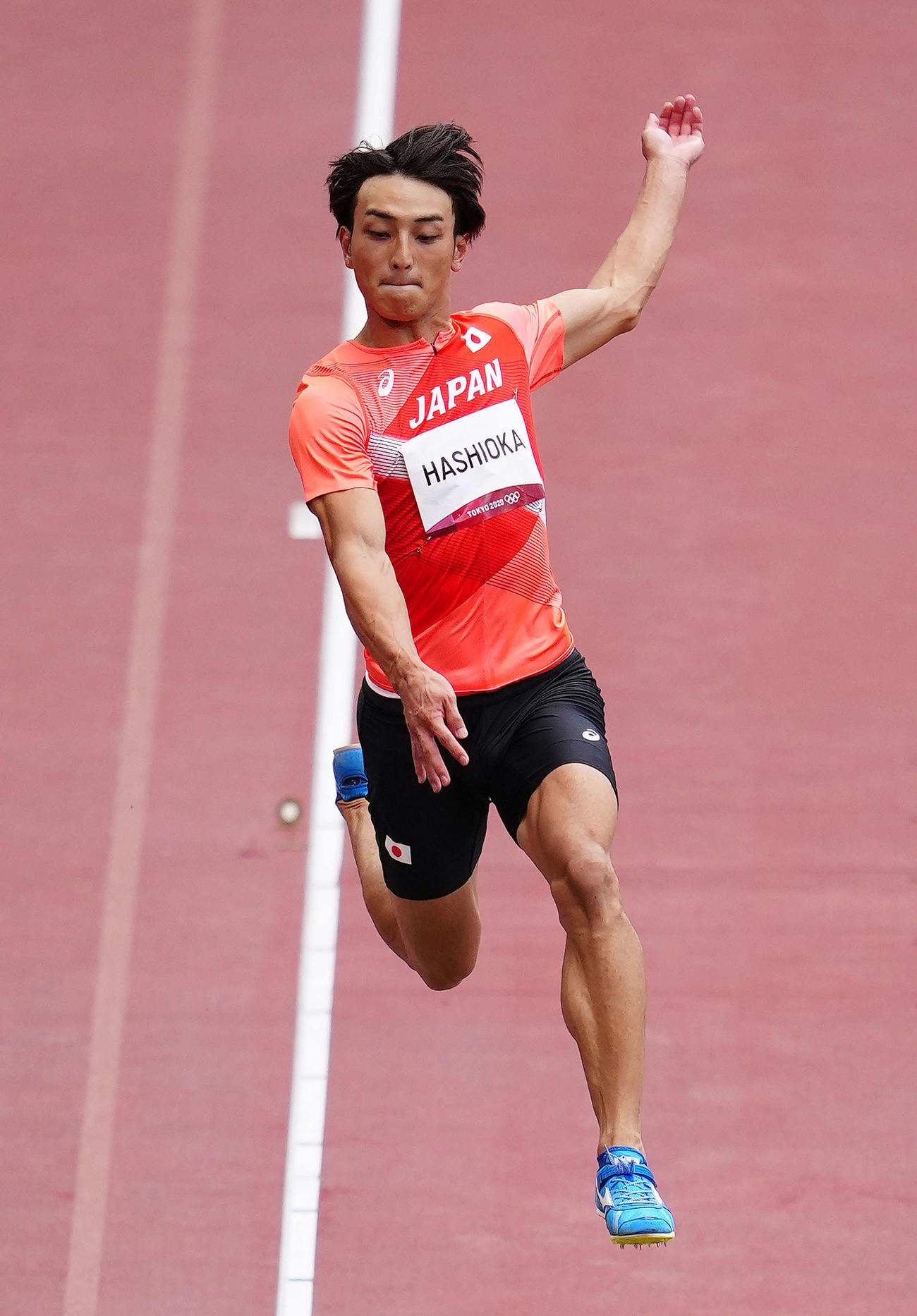 男子走り幅跳び決勝、跳躍する橋岡（撮影・江口和貴）
