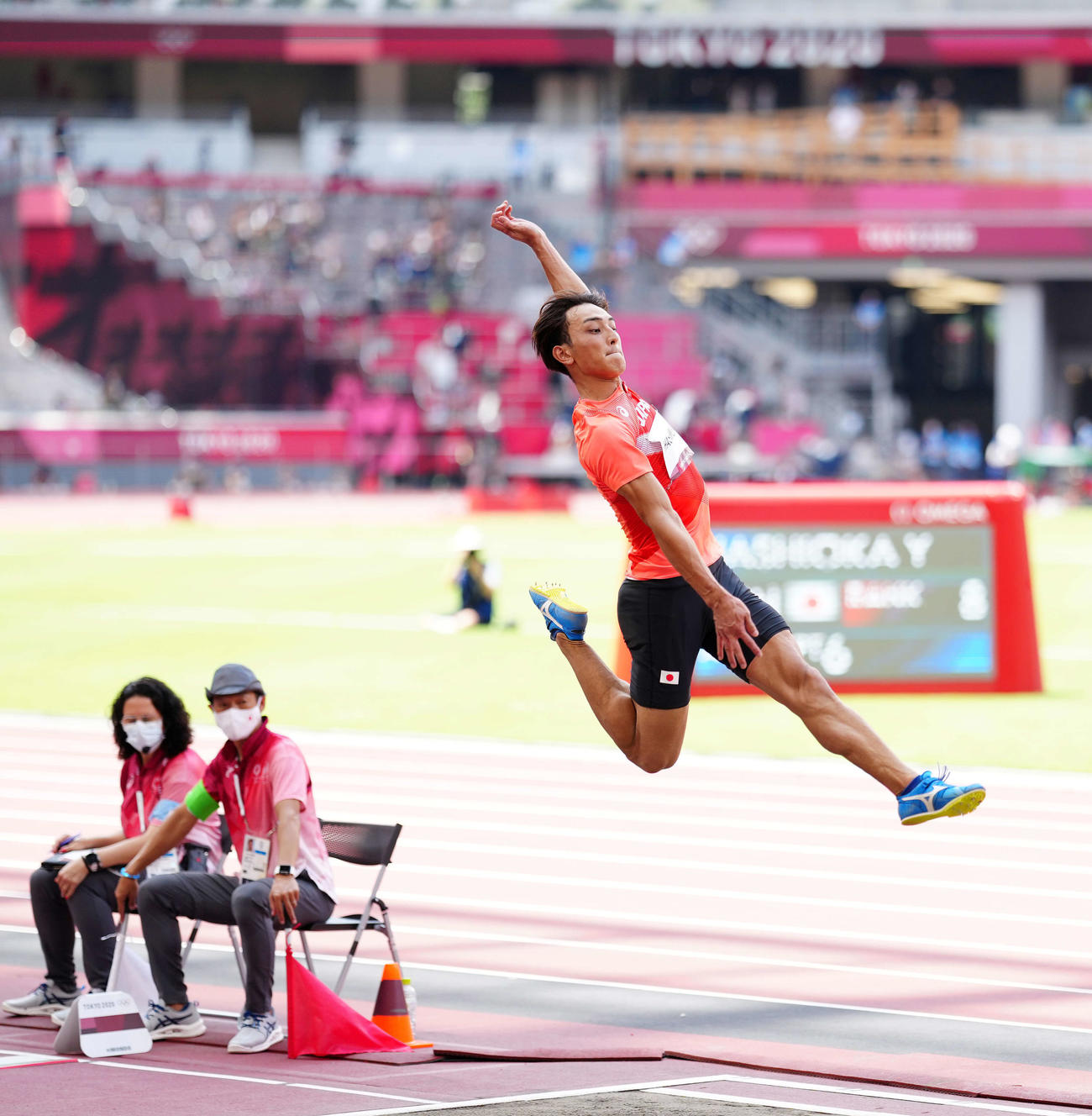 男子走り幅跳び決勝、6回目の跳躍に臨む橋岡（撮影・江口和貴）