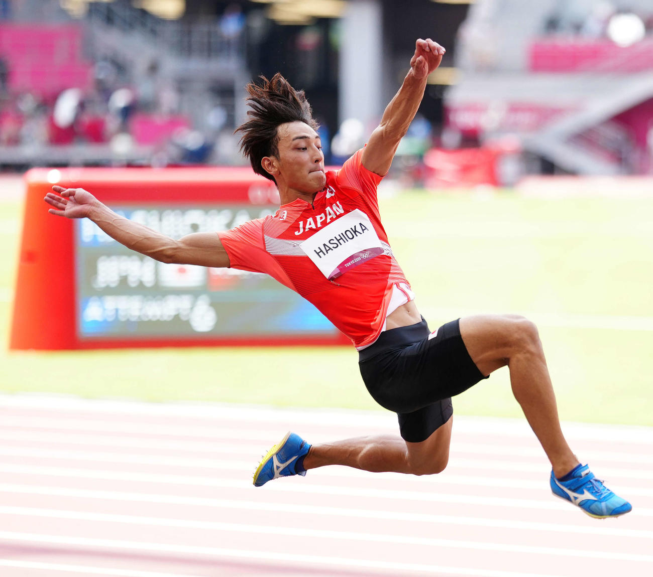 男子走り幅跳び決勝、6回目の跳躍に臨む橋岡（撮影・江口和貴）