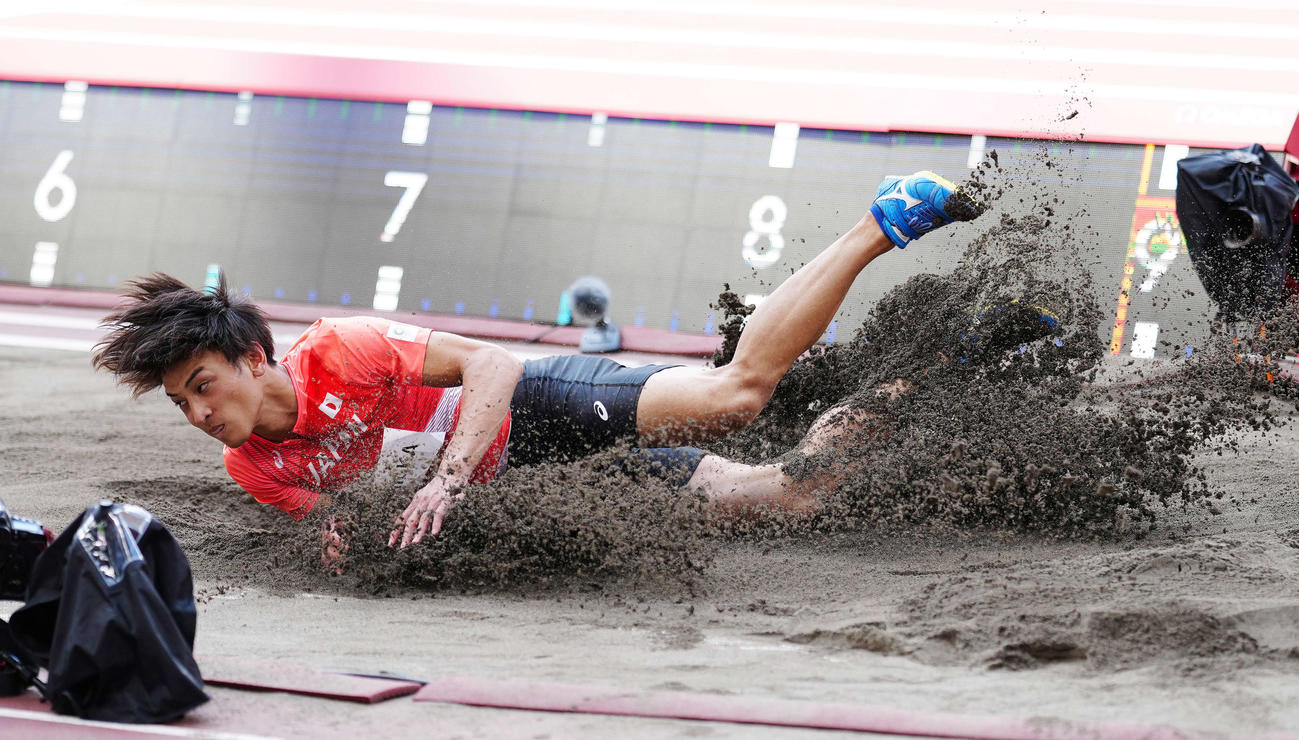 男子走り幅跳び決勝、6回目の跳躍で8メートル10を記録する橋岡（撮影・江口和貴）