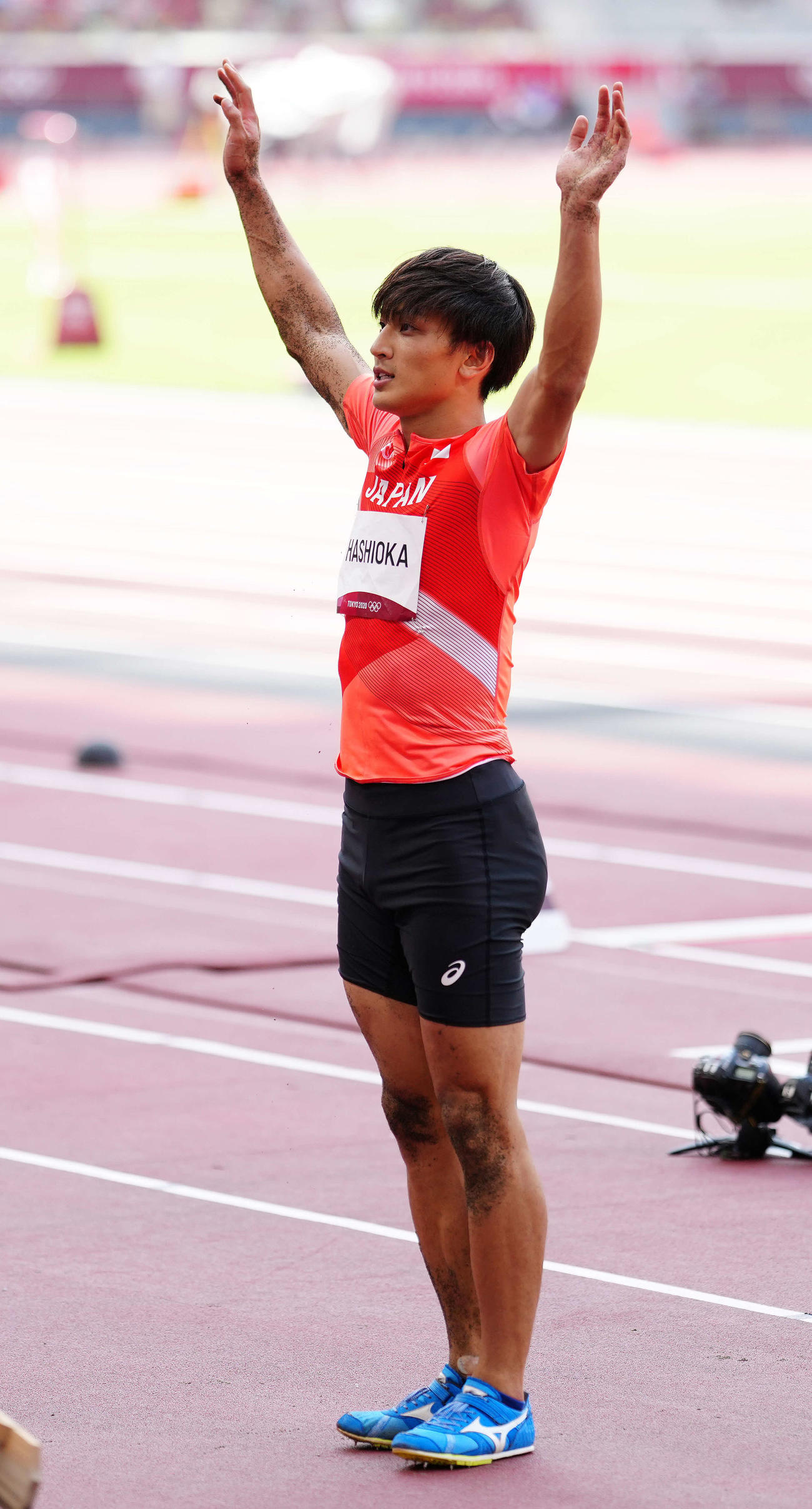 男子走り幅跳び決勝、6回目の跳躍を終え、あいさつする橋岡（撮影・江口和貴）