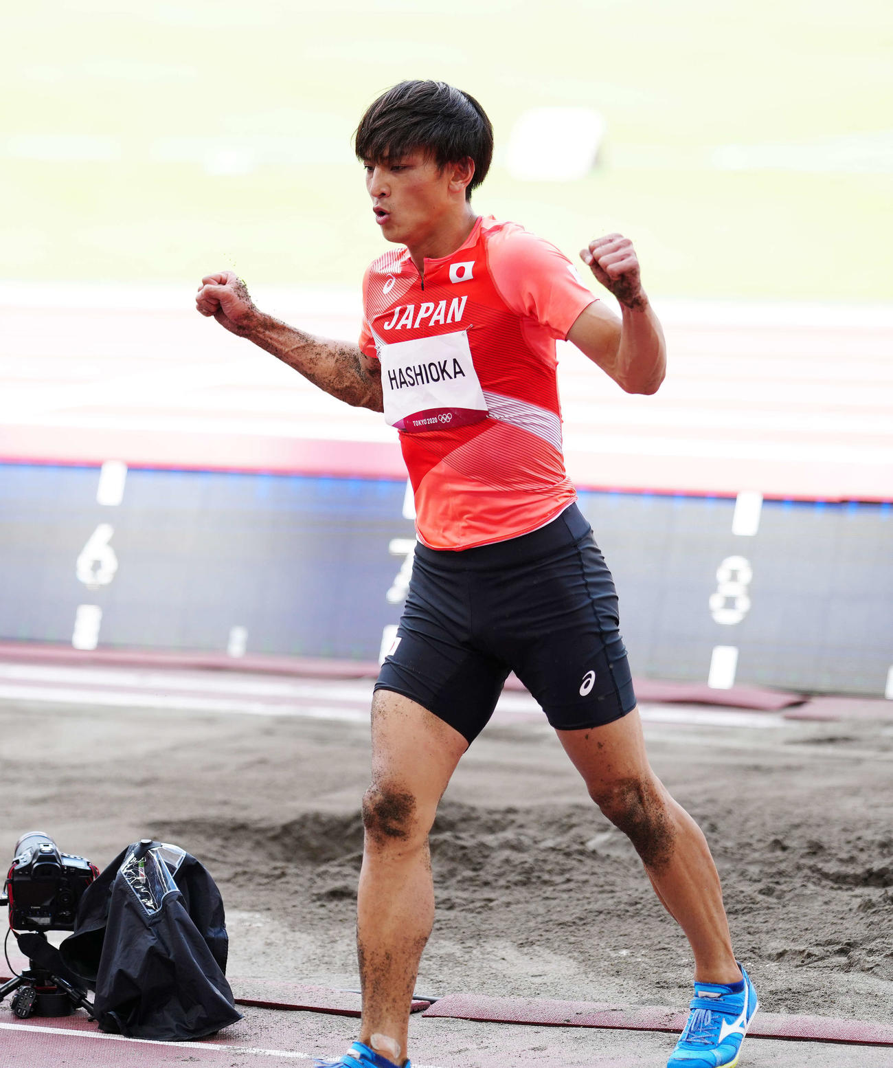 男子走り幅跳び決勝、6回目の跳躍を終えガッツポーズを見せる橋岡（撮影・江口和貴）