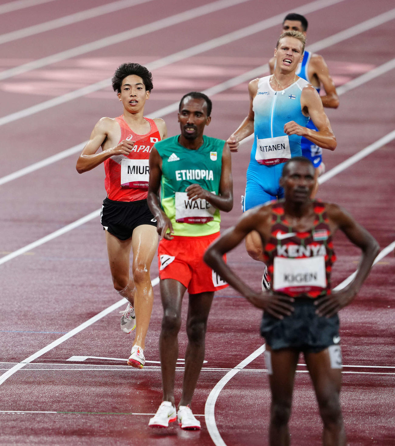 男子3000メートル障害決勝、7位でフィニッシュする三浦（左）（撮影・江口和貴）