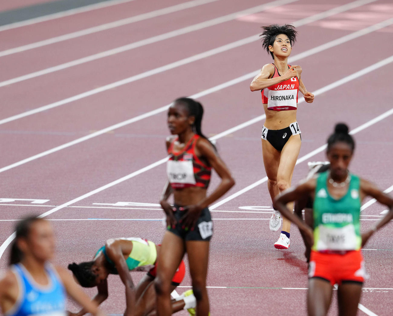 女子5000メートル決勝、9位でフィニッシュした広中（後方）（撮影・江口和貴）
